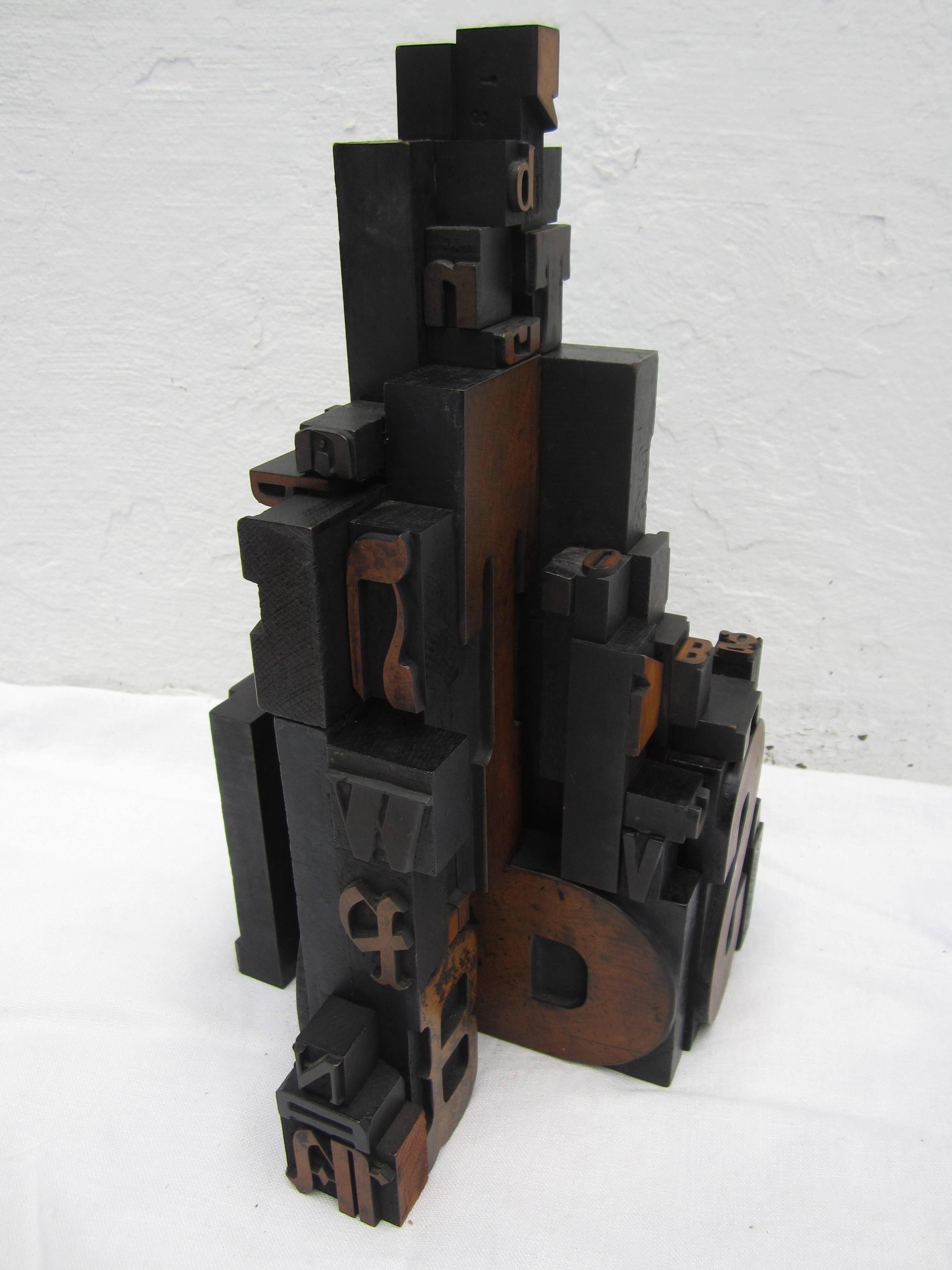 Briefpress-Holzblock-Skulptur im Angebot 1
