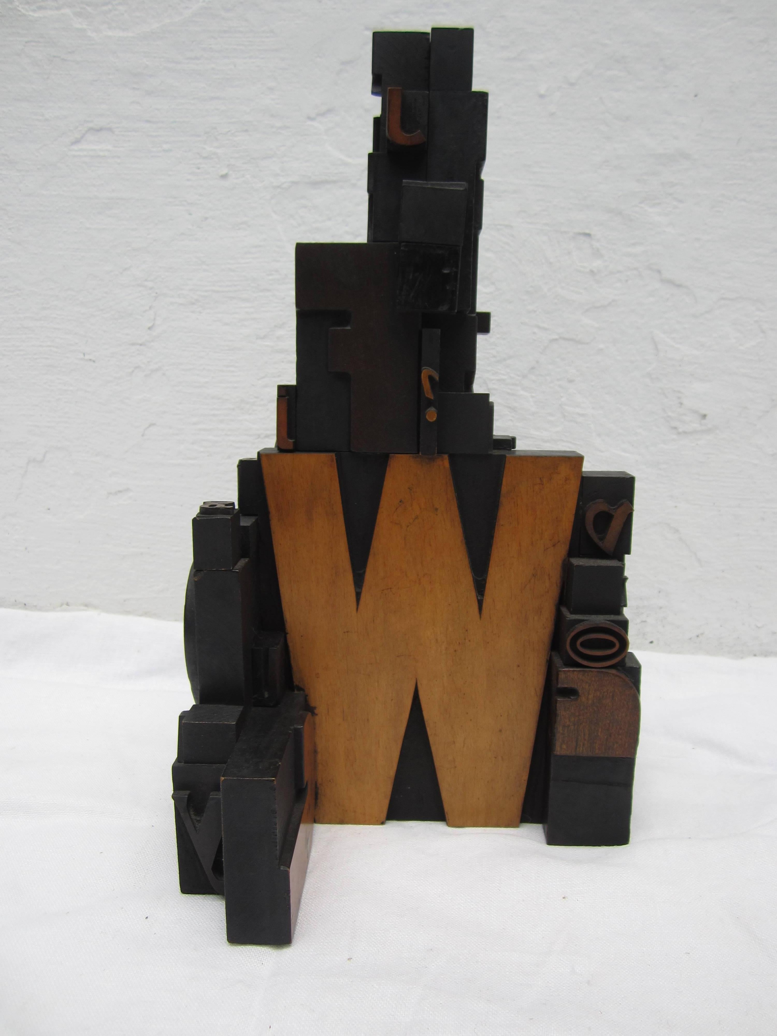 Sculpture en bois en forme de bloc de lettres en vente 1