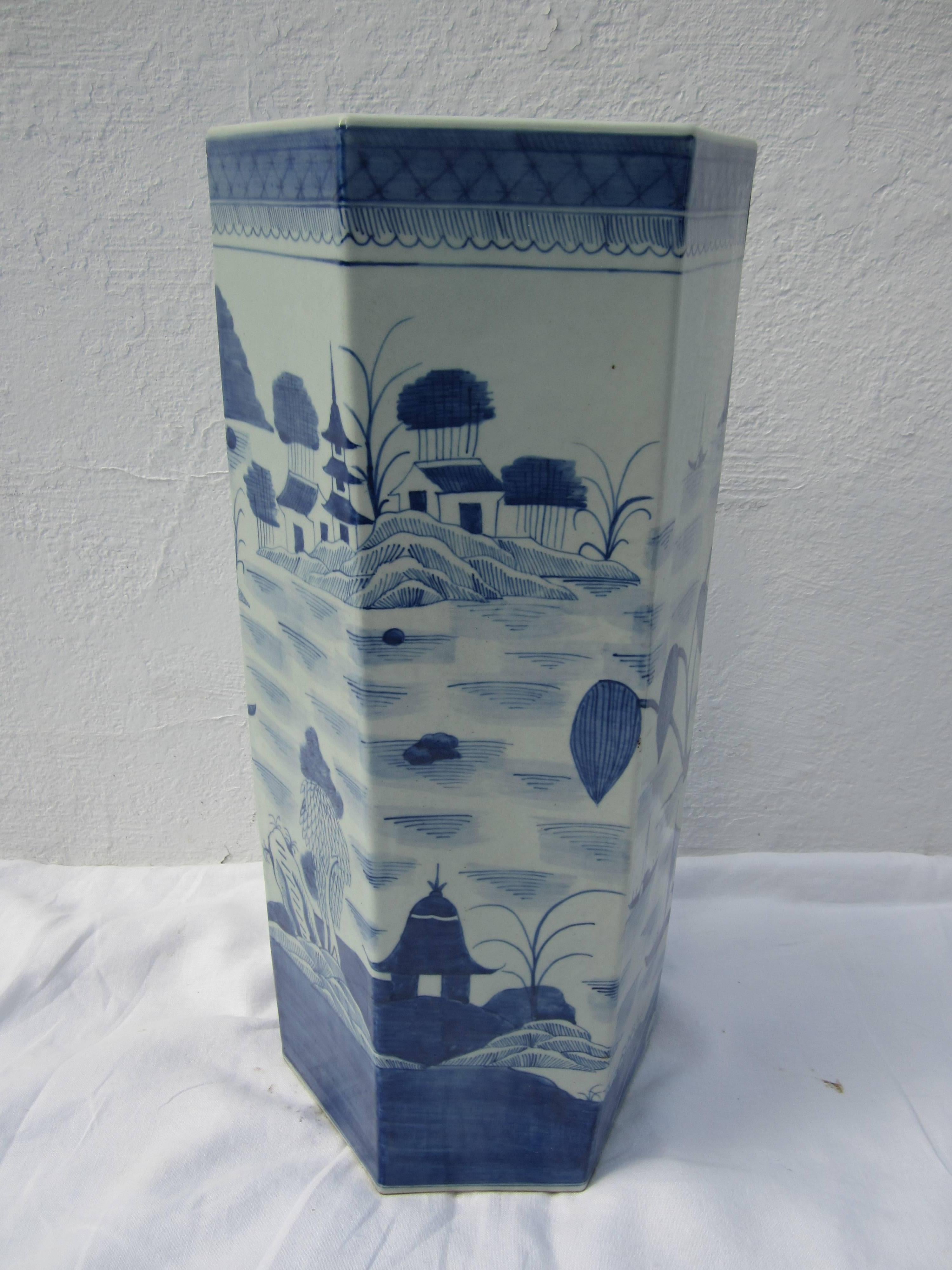 Octagonal Blue and White Umbrella Stand In Excellent Condition In East Hampton, NY