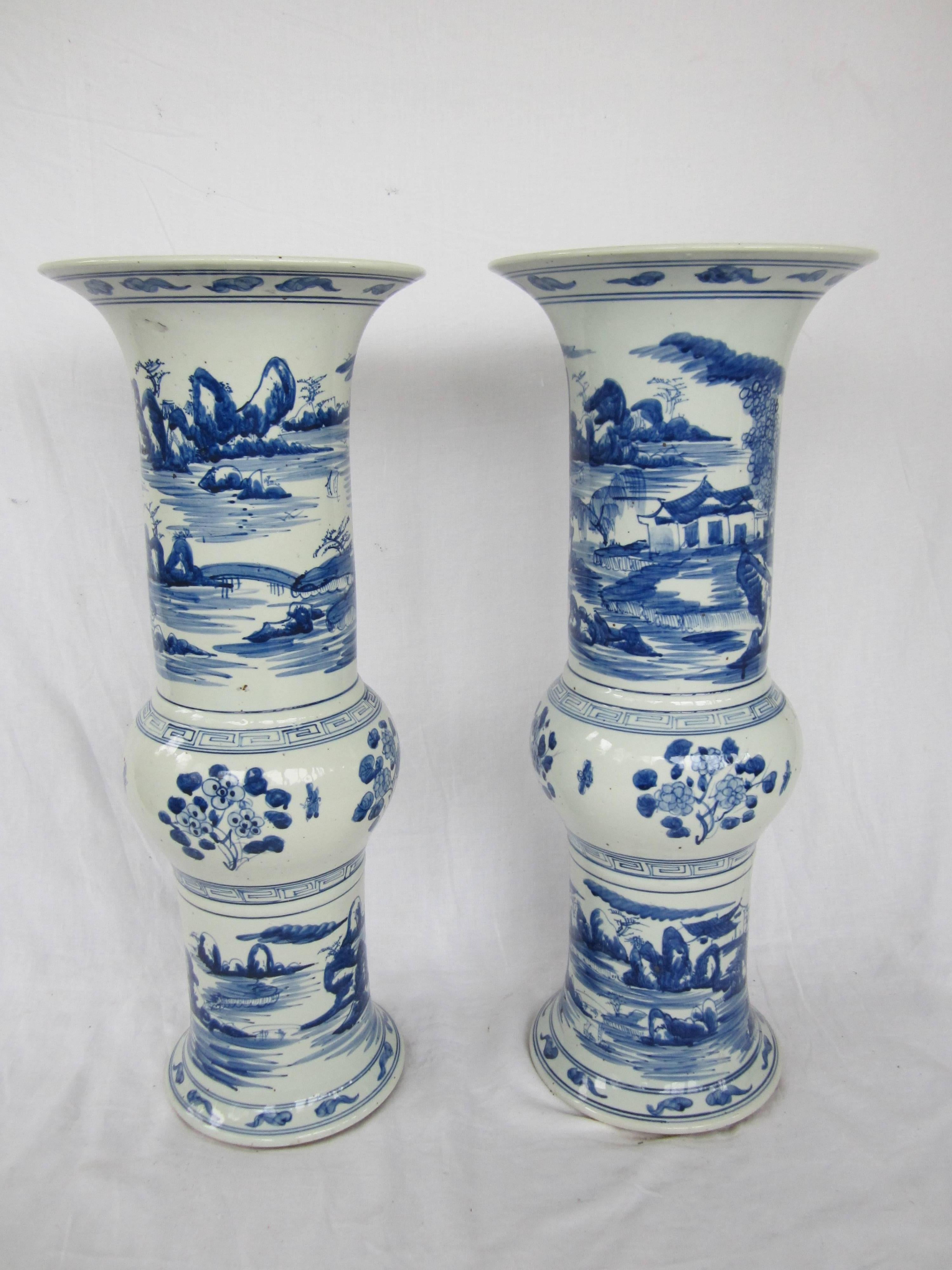 Paire de grands vases trompettes chinois bleus et blancs.