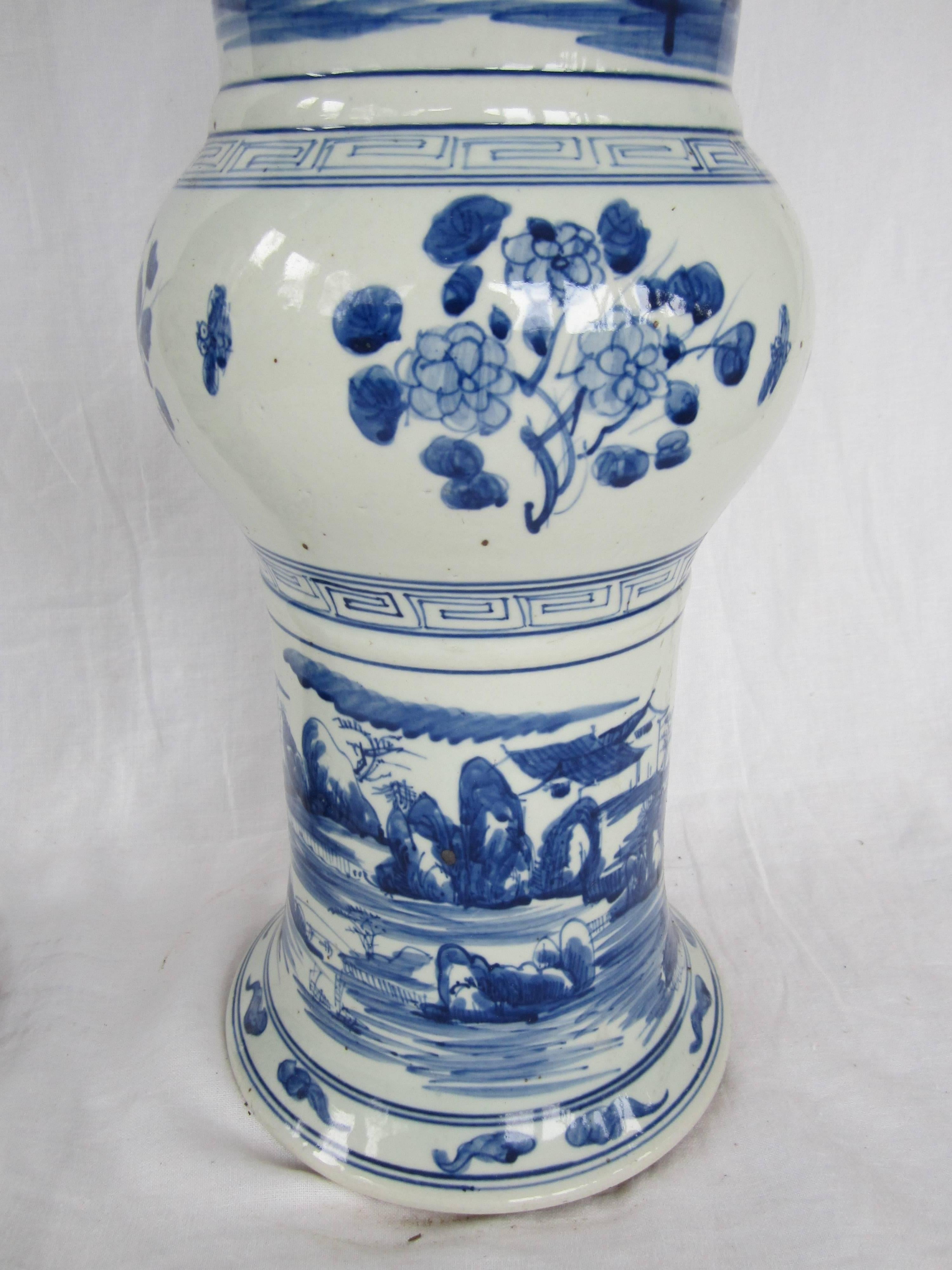Paire de grands vases trompettes chinoises bleues et blanches Excellent état - En vente à East Hampton, NY