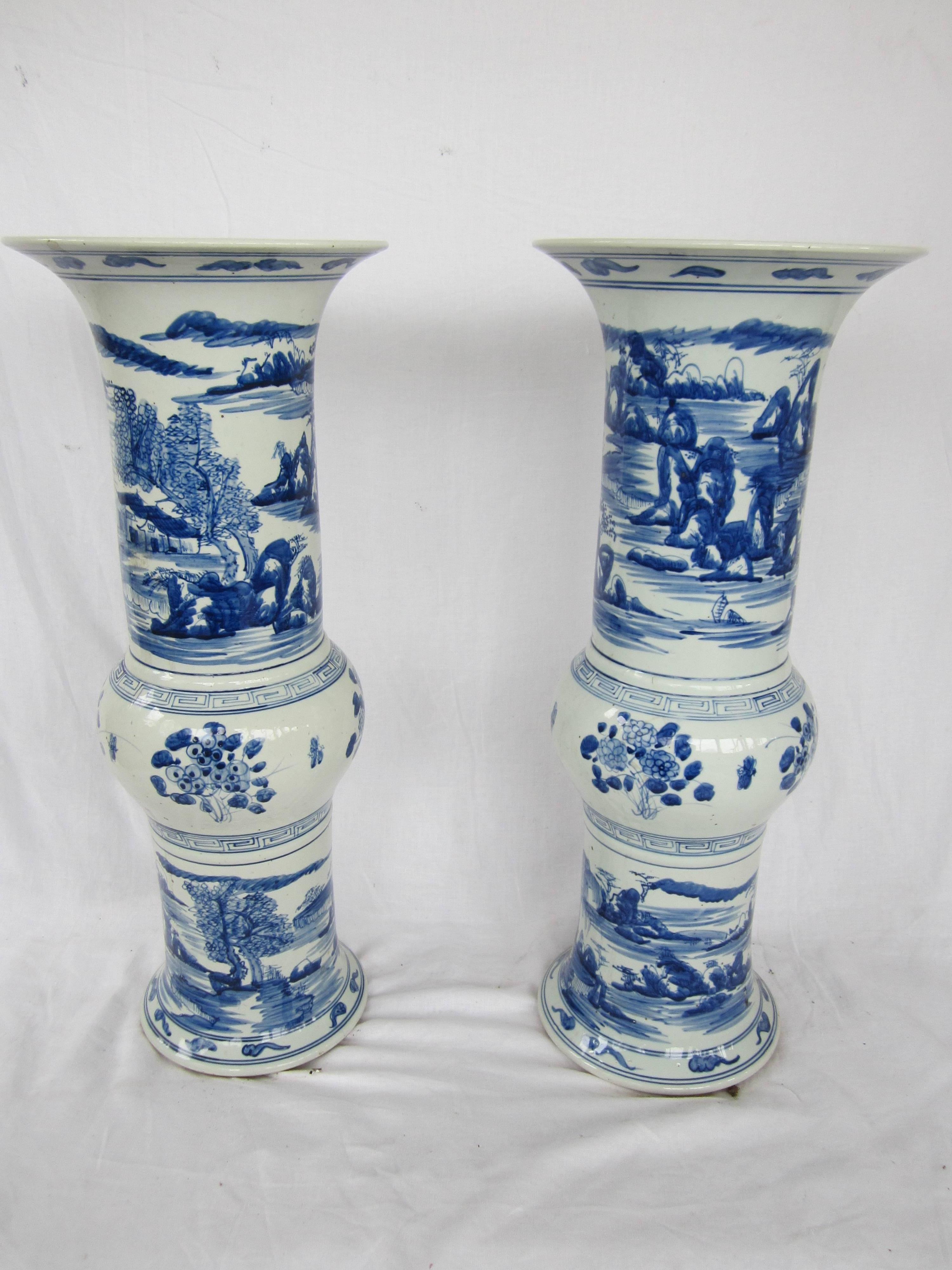Céramique Paire de grands vases trompettes chinoises bleues et blanches en vente