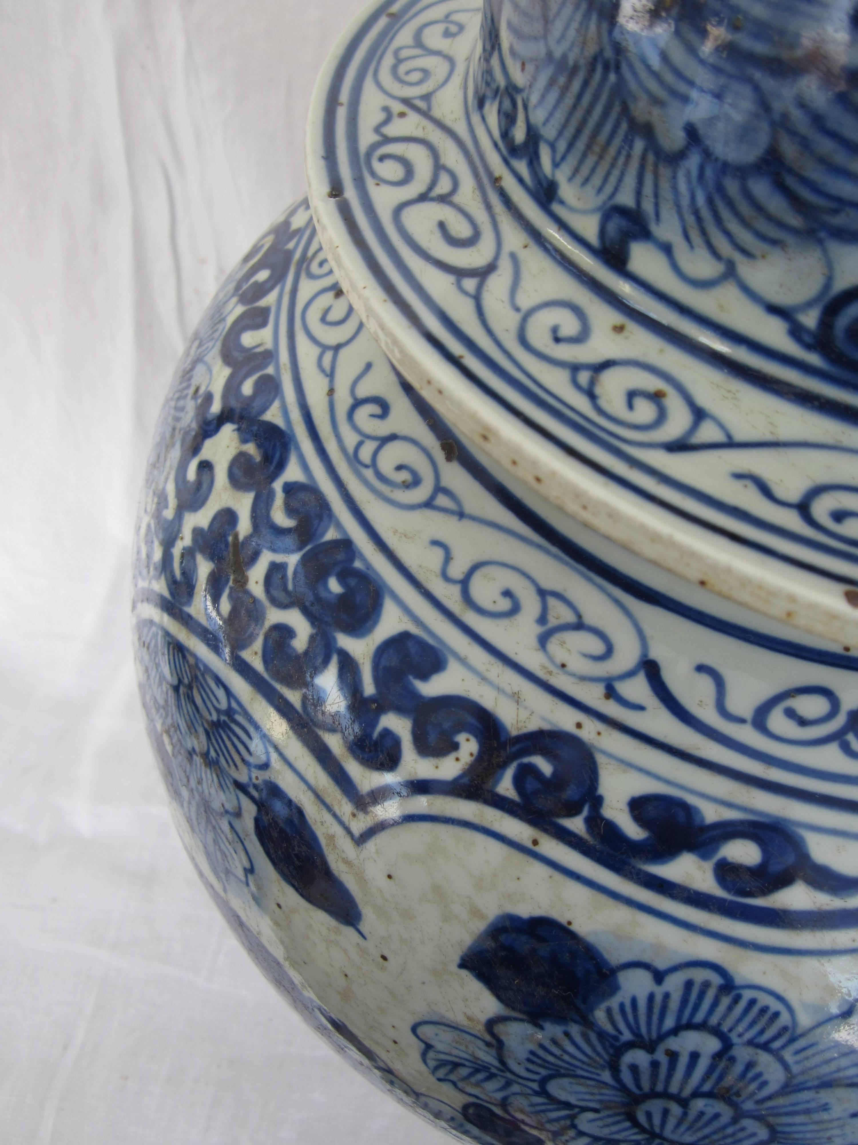Pair of Chinese Blue and White Jars with Lids In Good Condition In East Hampton, NY