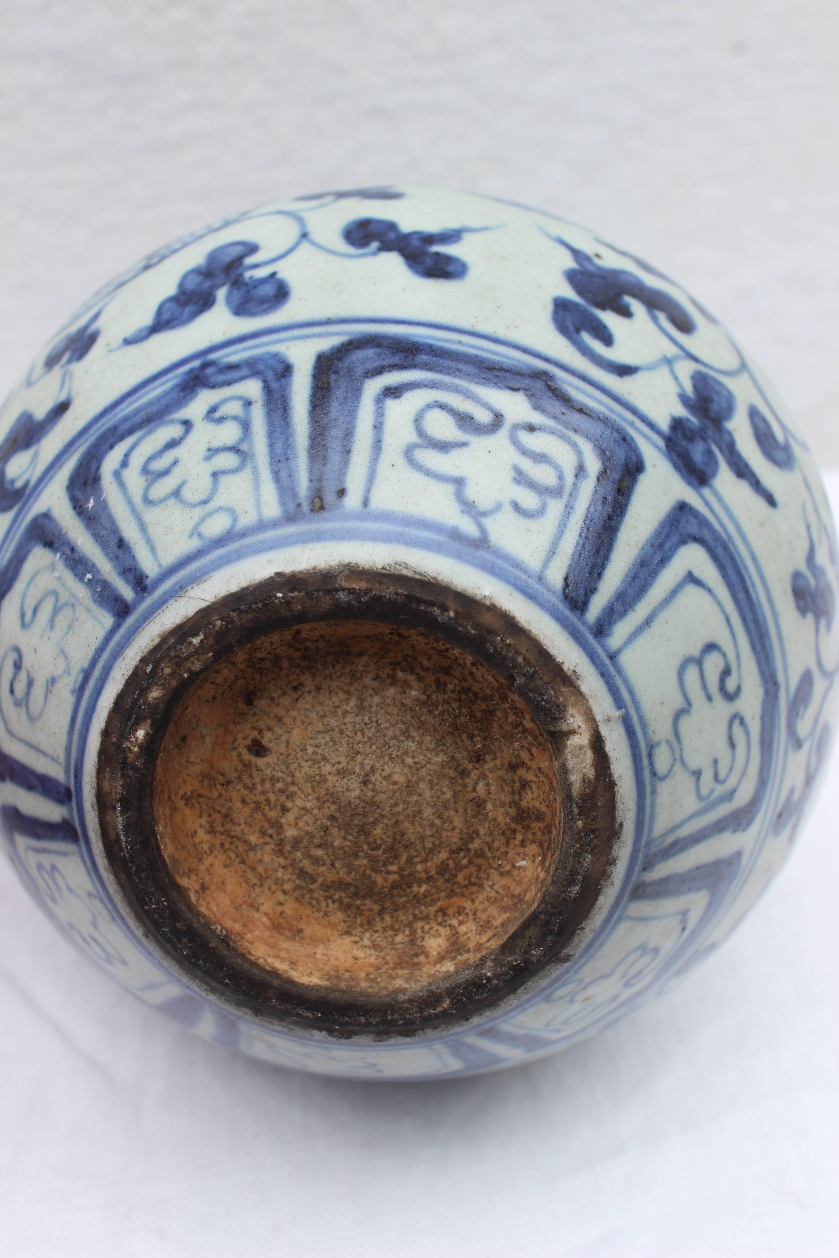 19th Century Chinese Blue and White Vase In Excellent Condition In East Hampton, NY