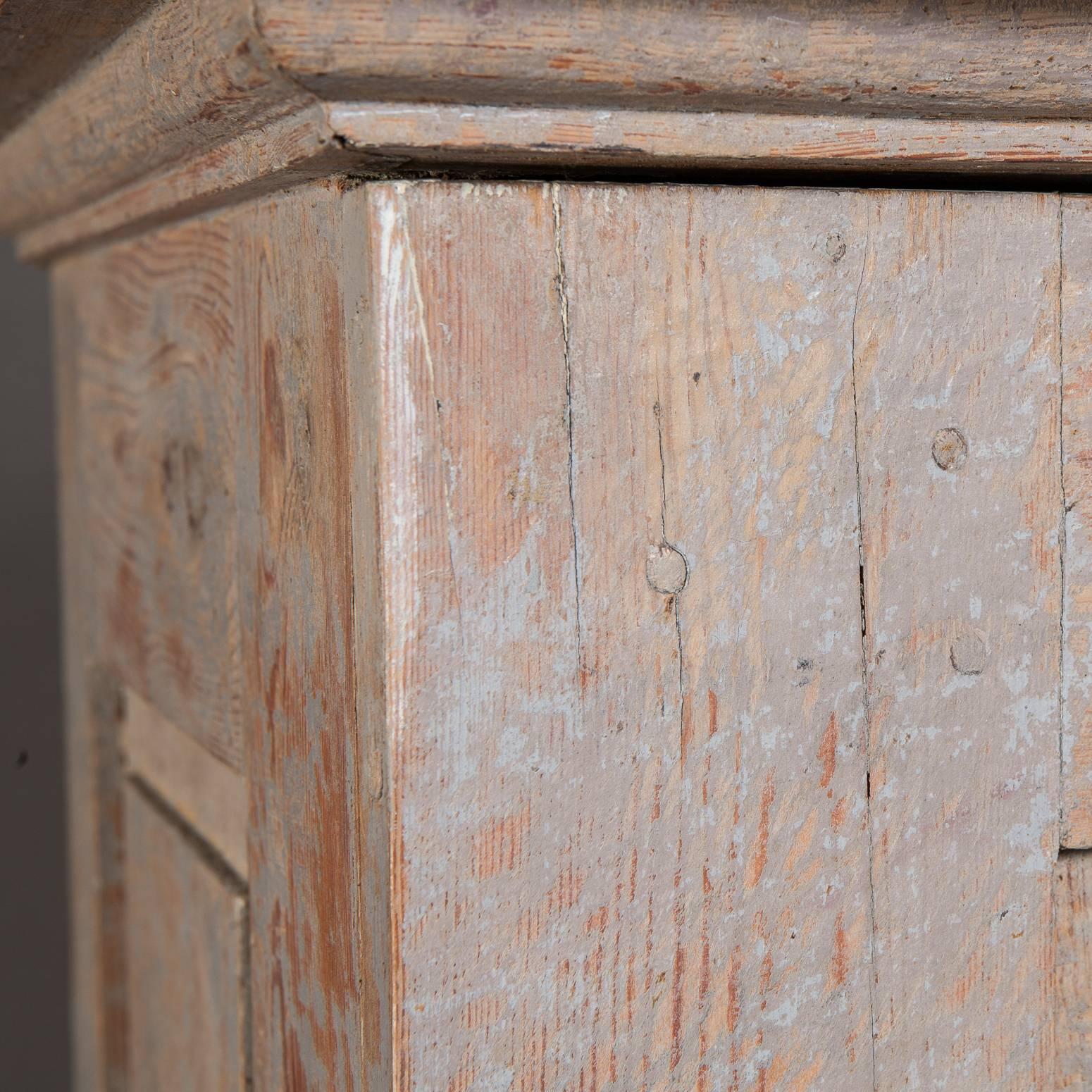 Swedish Late Gustavian Column Cabinet, circa 1800 For Sale 1