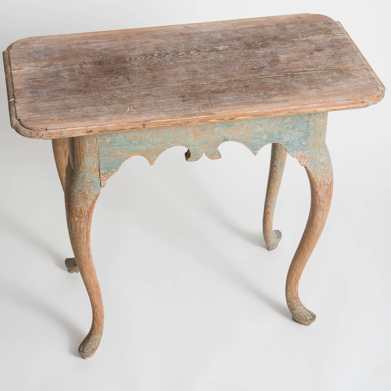This table is a superb example of the Swedish Rococo style but in a country mood. The front apron has a charming folk inspired cut-out design that it’s repeated on each side. The back is finished simply with no cut-outs. The curved legs end in pad