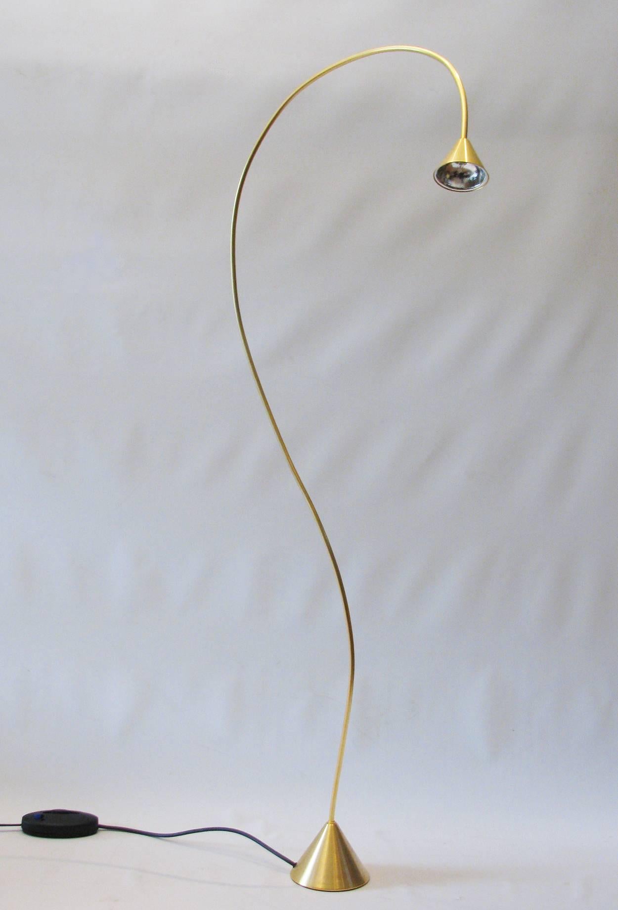 Papiro is an organic form adjustable floor lamp with a sculptural design. Designed by Sergio Calatroni in 1988. This contemporary gold finish lamp is manufactured by the Italian lighting manufacturer Pallucco, Milan. The thin light arm is