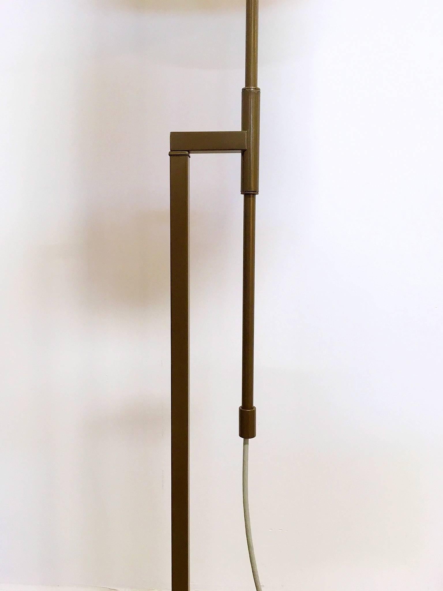 Modernist Adjustable Floor lamp by Laurel In Excellent Condition For Sale In Austin, TX