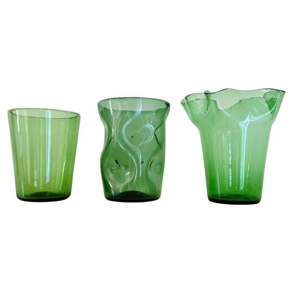 Ensemble de trois vases en verre vert d'Empoli soufflés à la bouche dans les années 1940 en vente