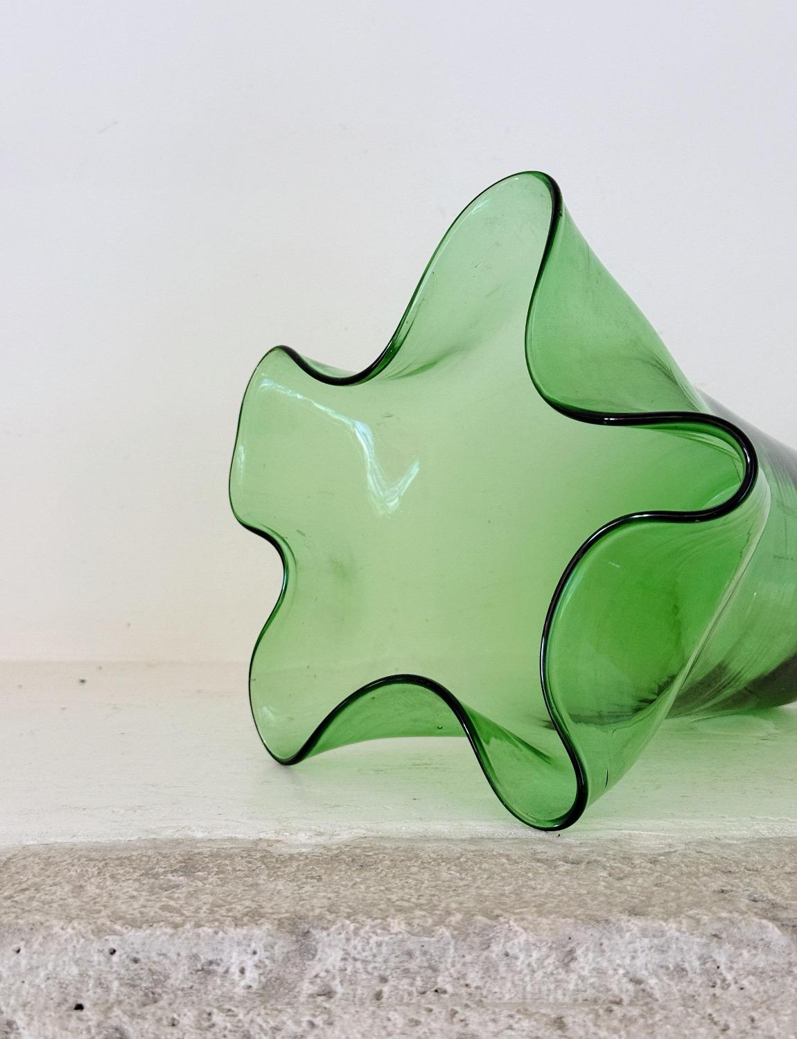 italien Ensemble de trois vases en verre vert d'Empoli soufflés à la bouche dans les années 1940 en vente