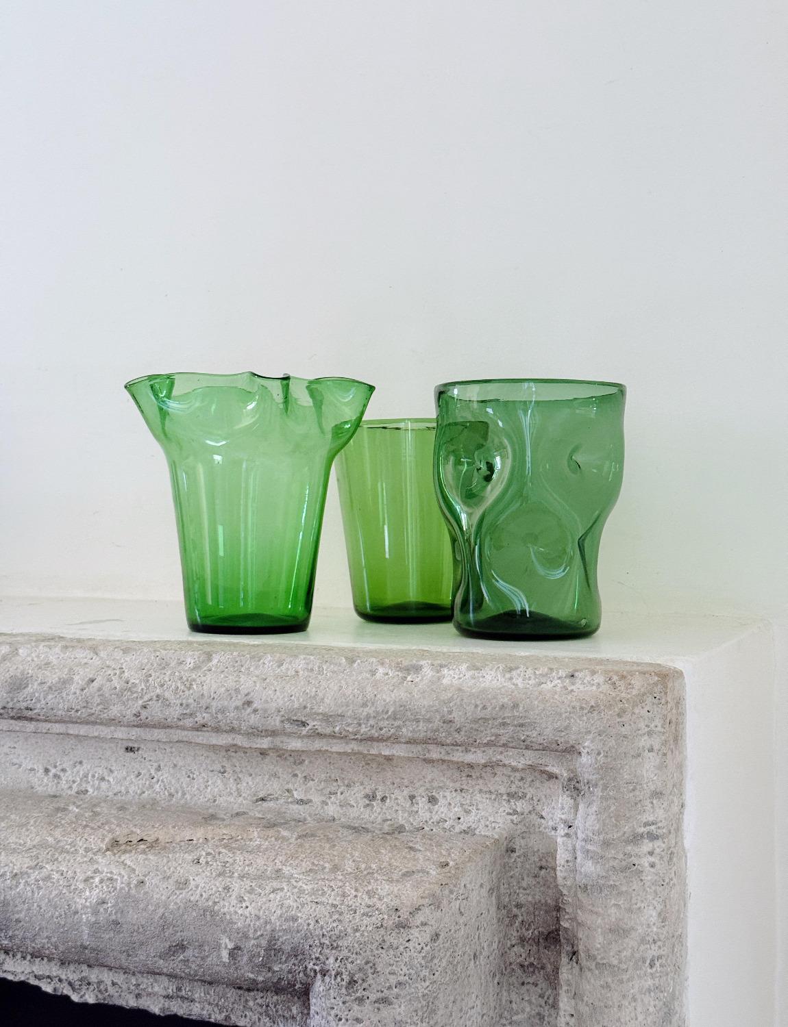 Ensemble de trois vases en verre vert d'Empoli soufflés à la bouche dans les années 1940 Bon état - En vente à Florence, Tuscany