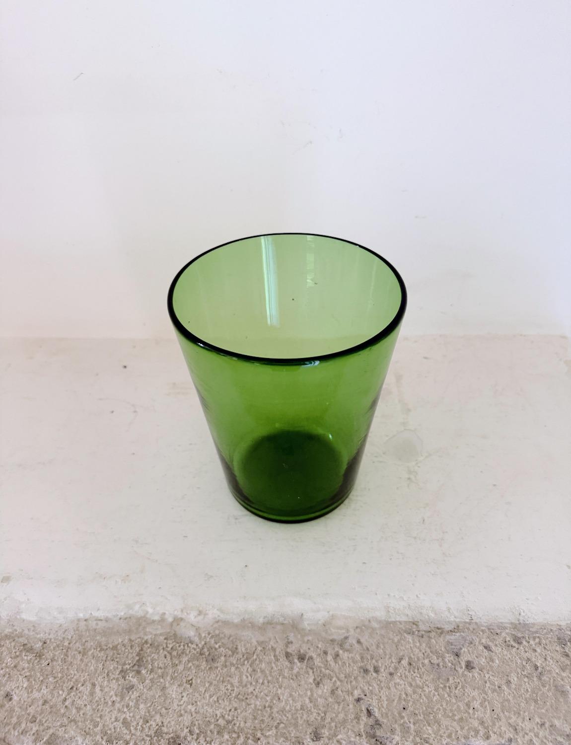 Milieu du XXe siècle Ensemble de trois vases en verre vert d'Empoli soufflés à la bouche dans les années 1940 en vente