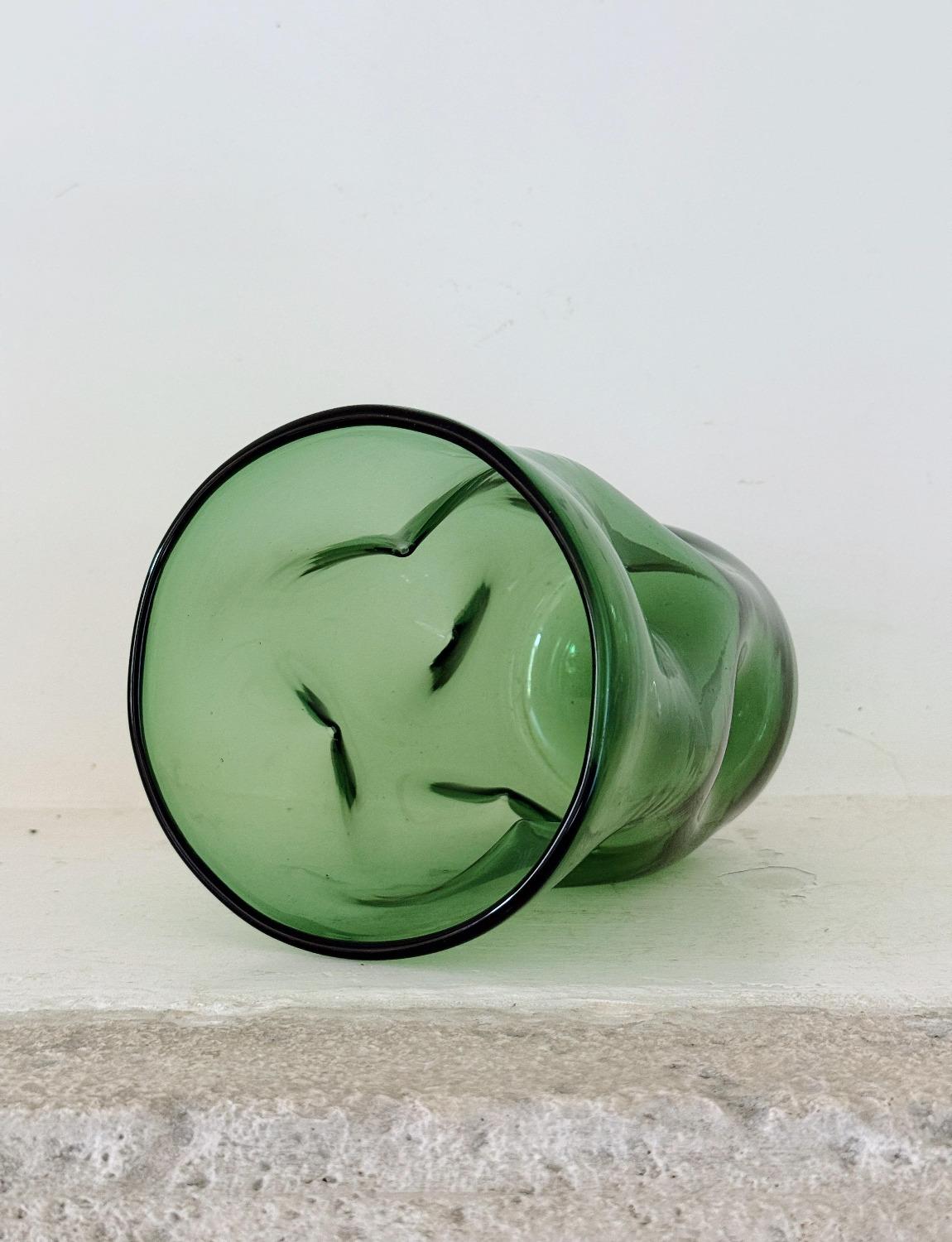 Ensemble de trois vases en verre vert d'Empoli soufflés à la bouche dans les années 1940 en vente 1