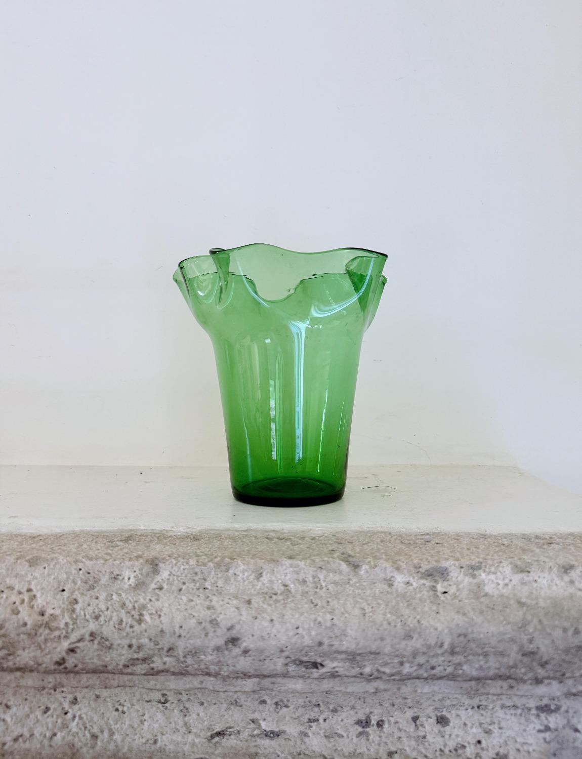 Ensemble de trois vases en verre vert d'Empoli soufflés à la bouche dans les années 1940 en vente 2