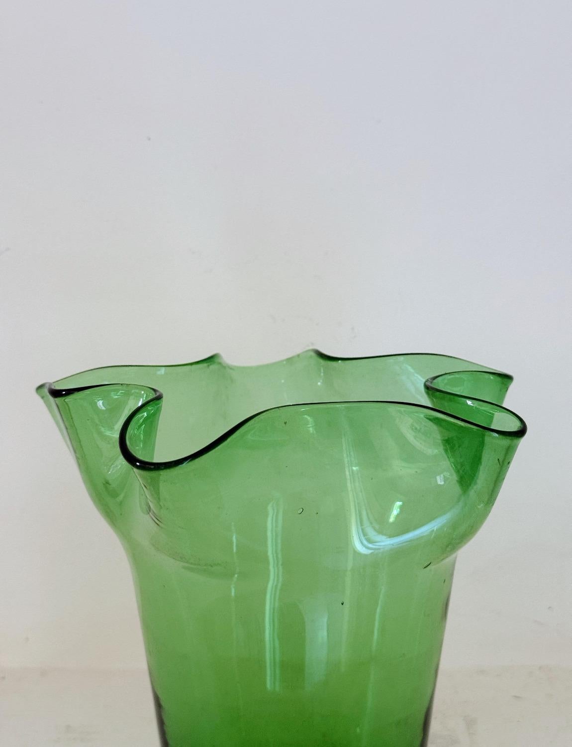 Ensemble de trois vases en verre vert d'Empoli soufflés à la bouche dans les années 1940 en vente 3