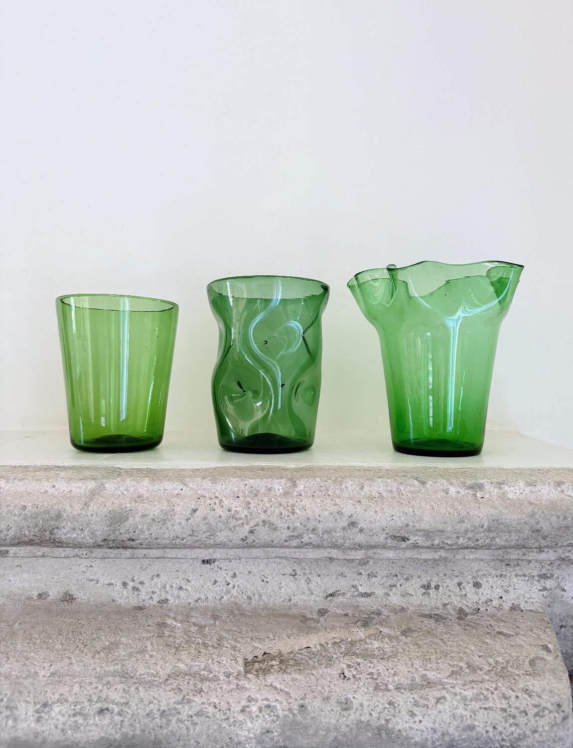 Ensemble de trois vases en verre vert d'Empoli soufflés à la bouche dans les années 1940 en vente 4