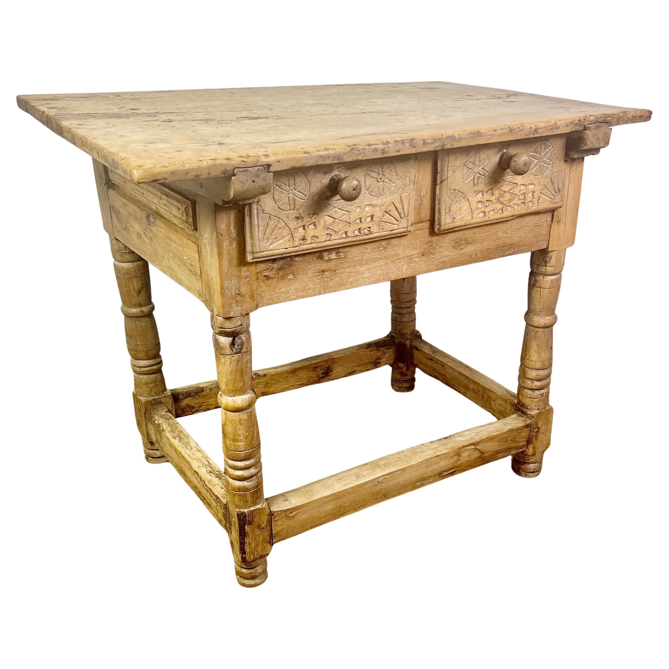 Table coloniale espagnole du 18ème siècle en noyer blanchi avec deux tiroirs