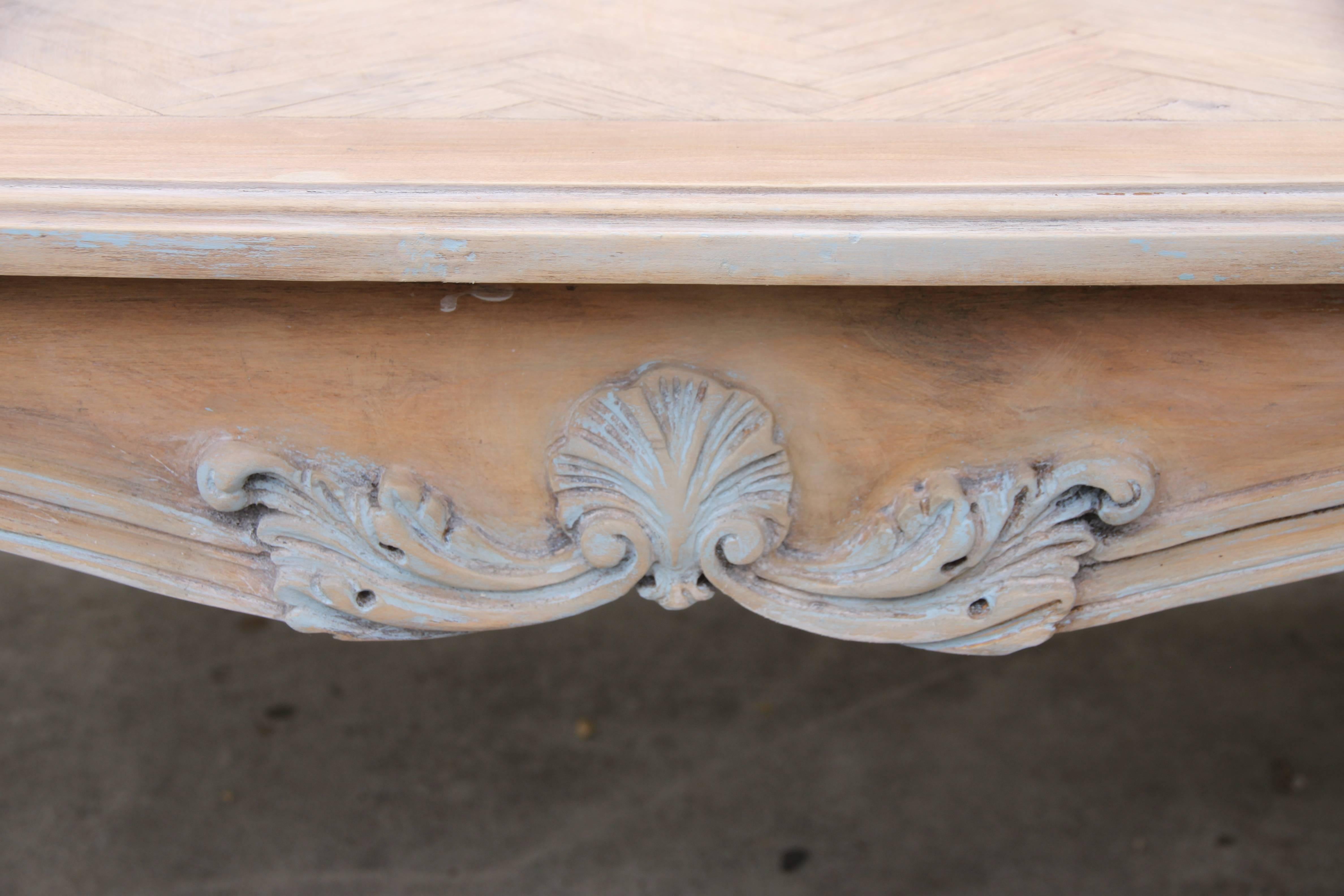 French Painted Louis XV Style Dining Table with Leaves In Distressed Condition In Los Angeles, CA