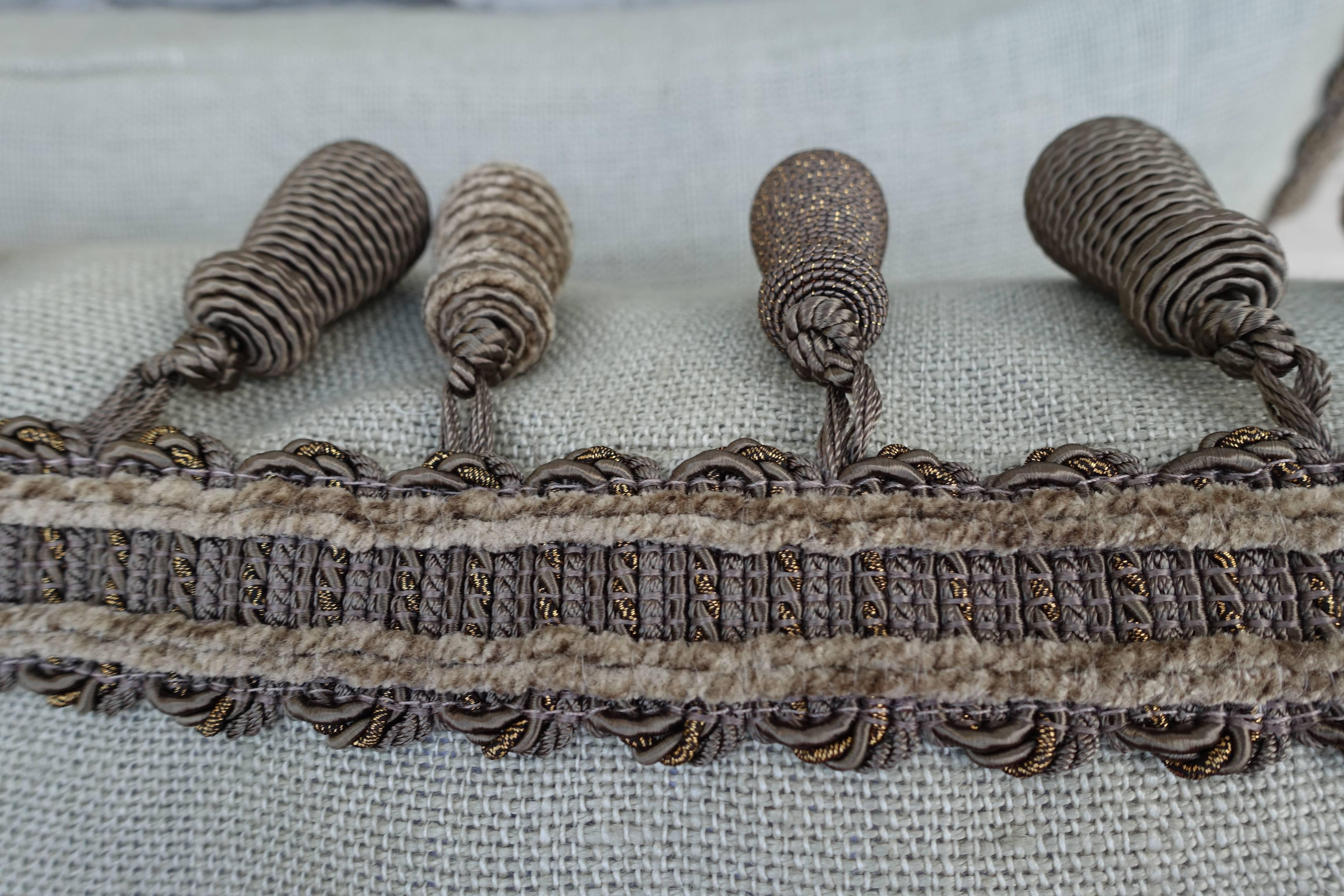 Pair of Family Crest Appliquéd Linen Pillows (Französisch)