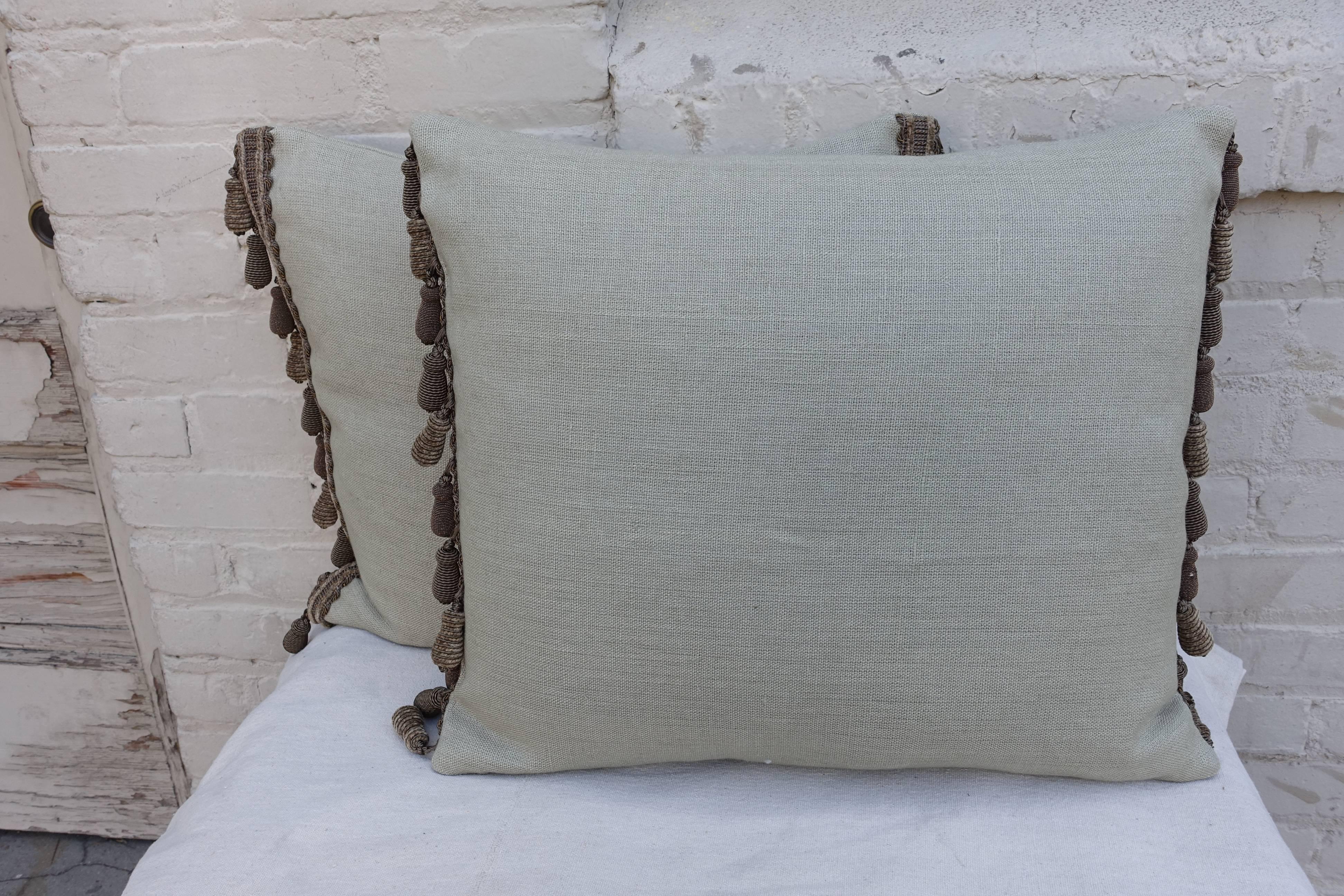 Pair of Family Crest Appliquéd Linen Pillows (19. Jahrhundert)