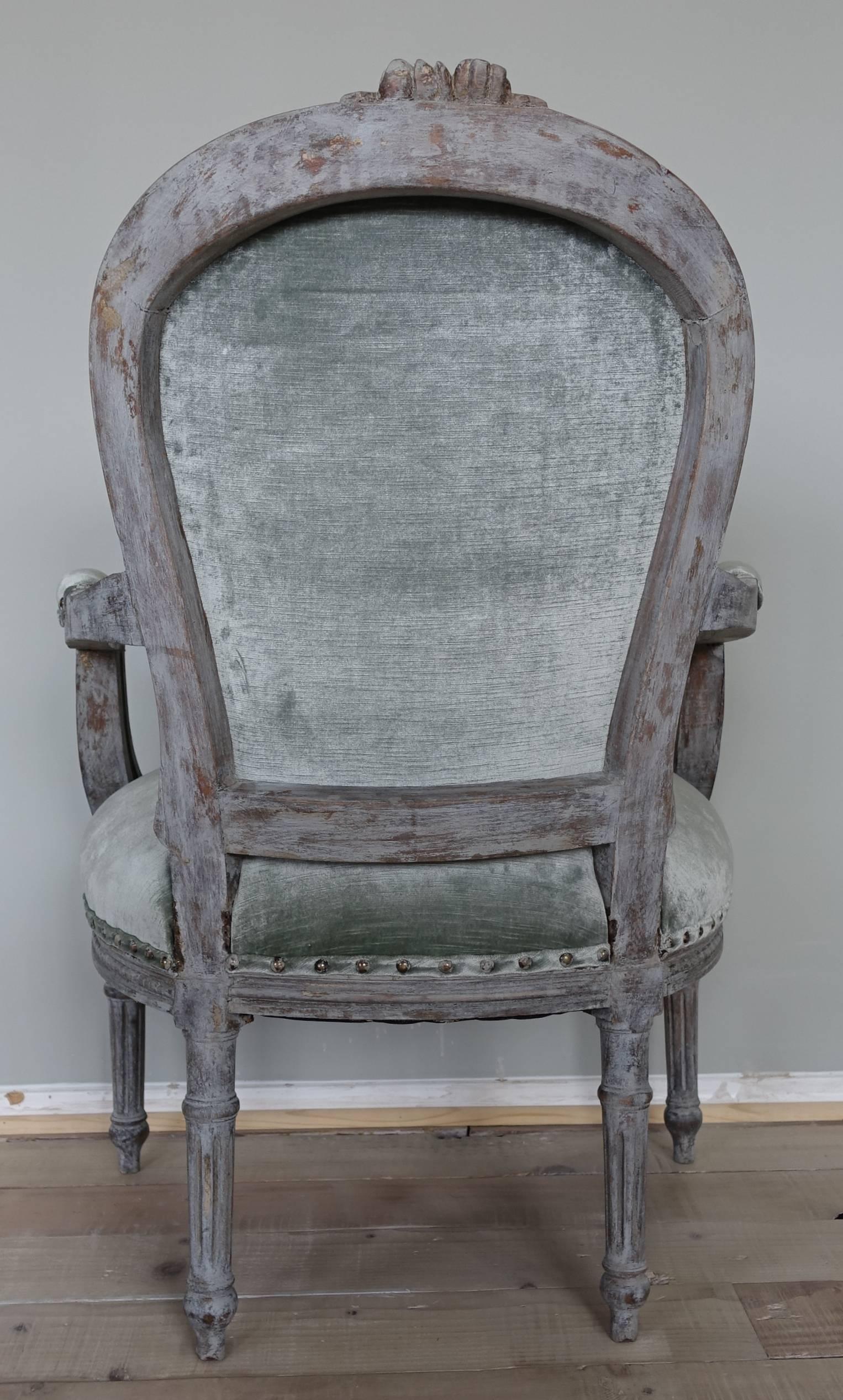 Pair of Louis XVI Style French Painted Armchairs In Distressed Condition In Los Angeles, CA