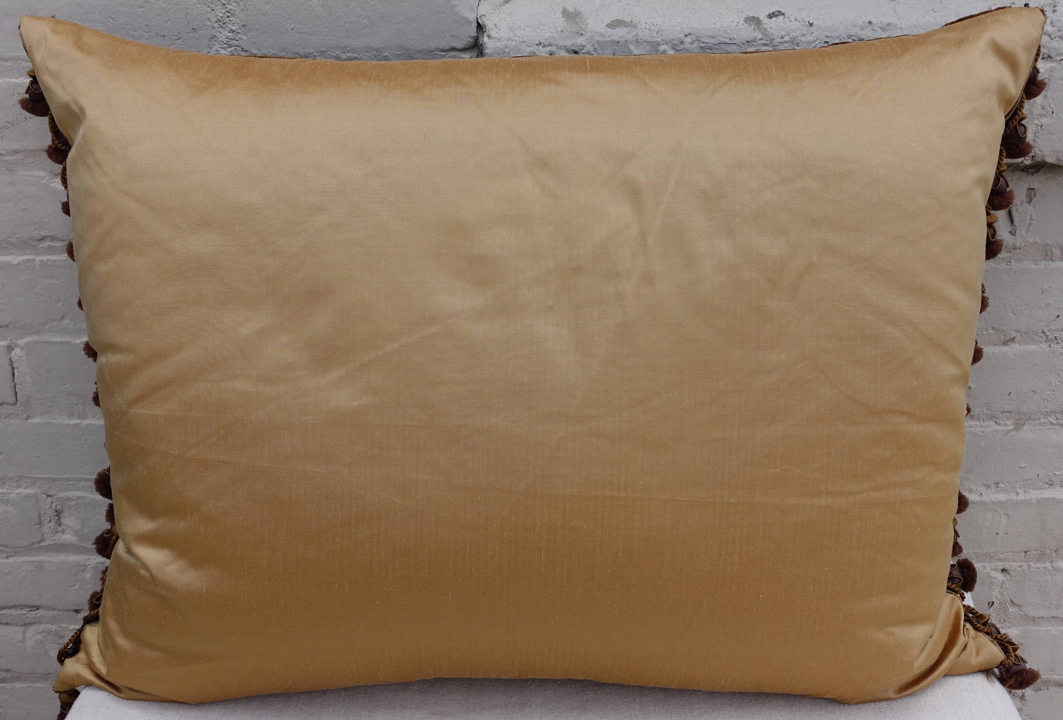 Pair of Gold Metallic Appliqued Silk Velvet Pillows In Excellent Condition In Los Angeles, CA