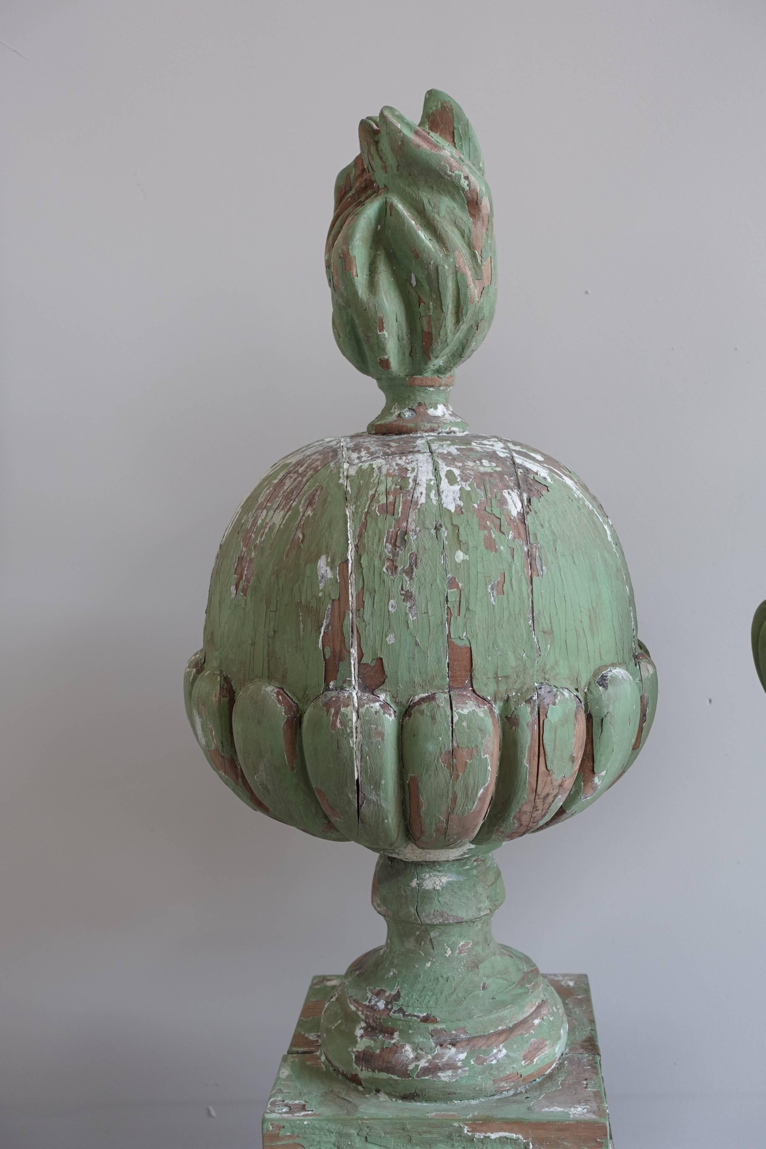 Pair of Italian Painted Flamed Finials In Distressed Condition In Los Angeles, CA