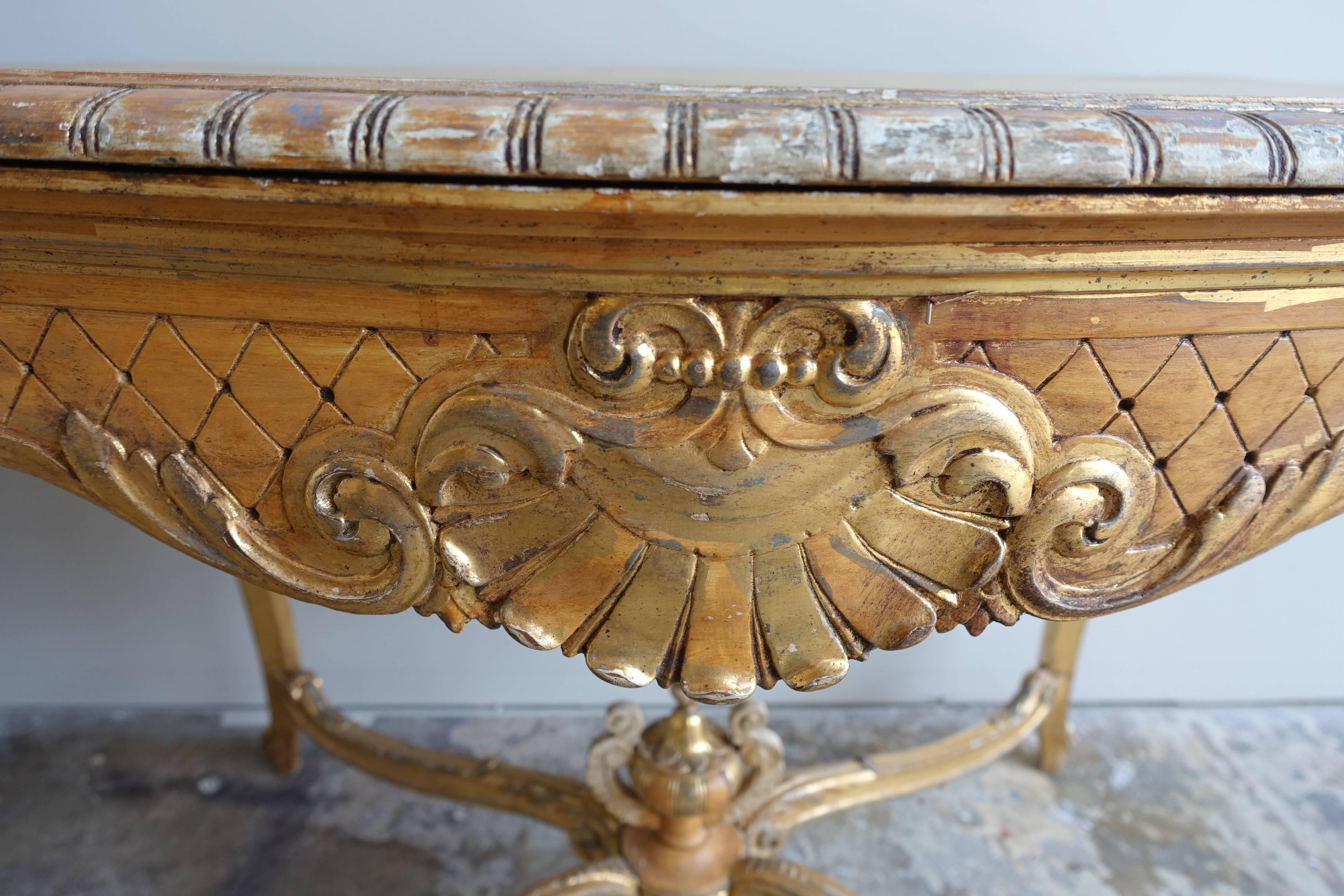 19th Century French Giltwood Table with Center Urn and Shell Design In Distressed Condition In Los Angeles, CA