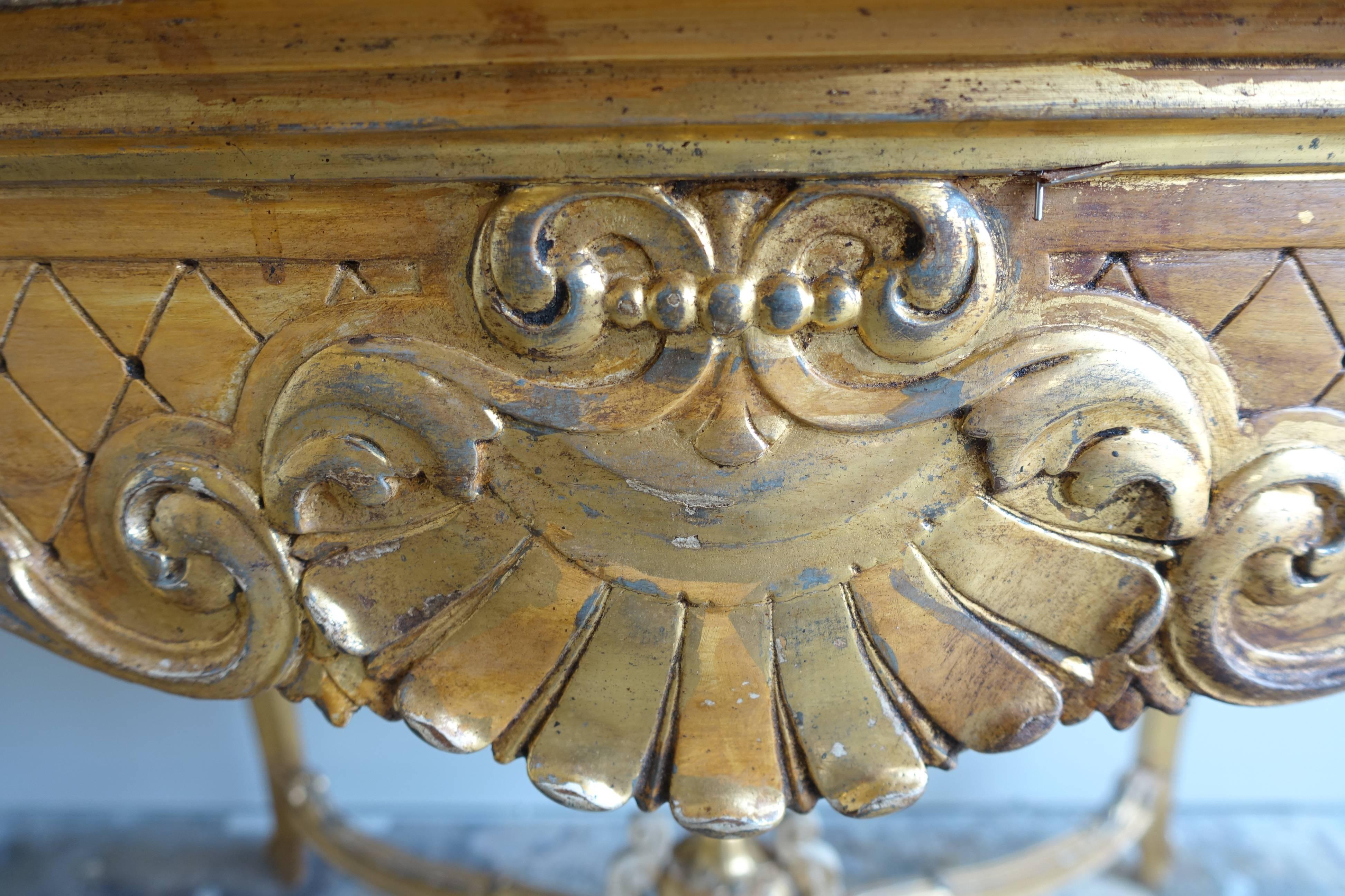 19th Century French Giltwood Table with Center Urn and Shell Design im Zustand „Starke Gebrauchsspuren“ in Los Angeles, CA