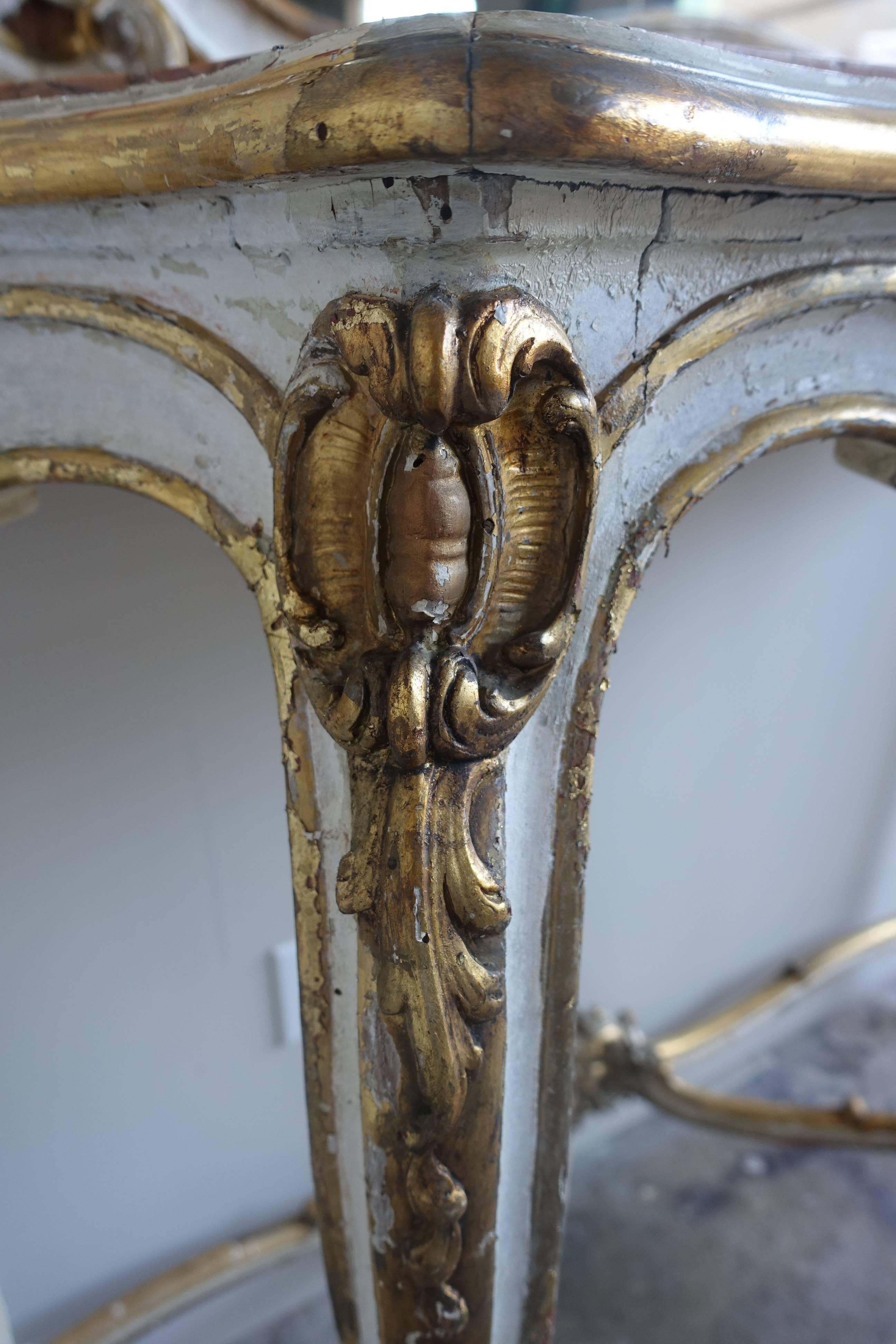 Gemalte und paketvergoldete Konsole und Spiegel im Louis XV-Stil des 19. im Zustand „Starke Gebrauchsspuren“ in Los Angeles, CA