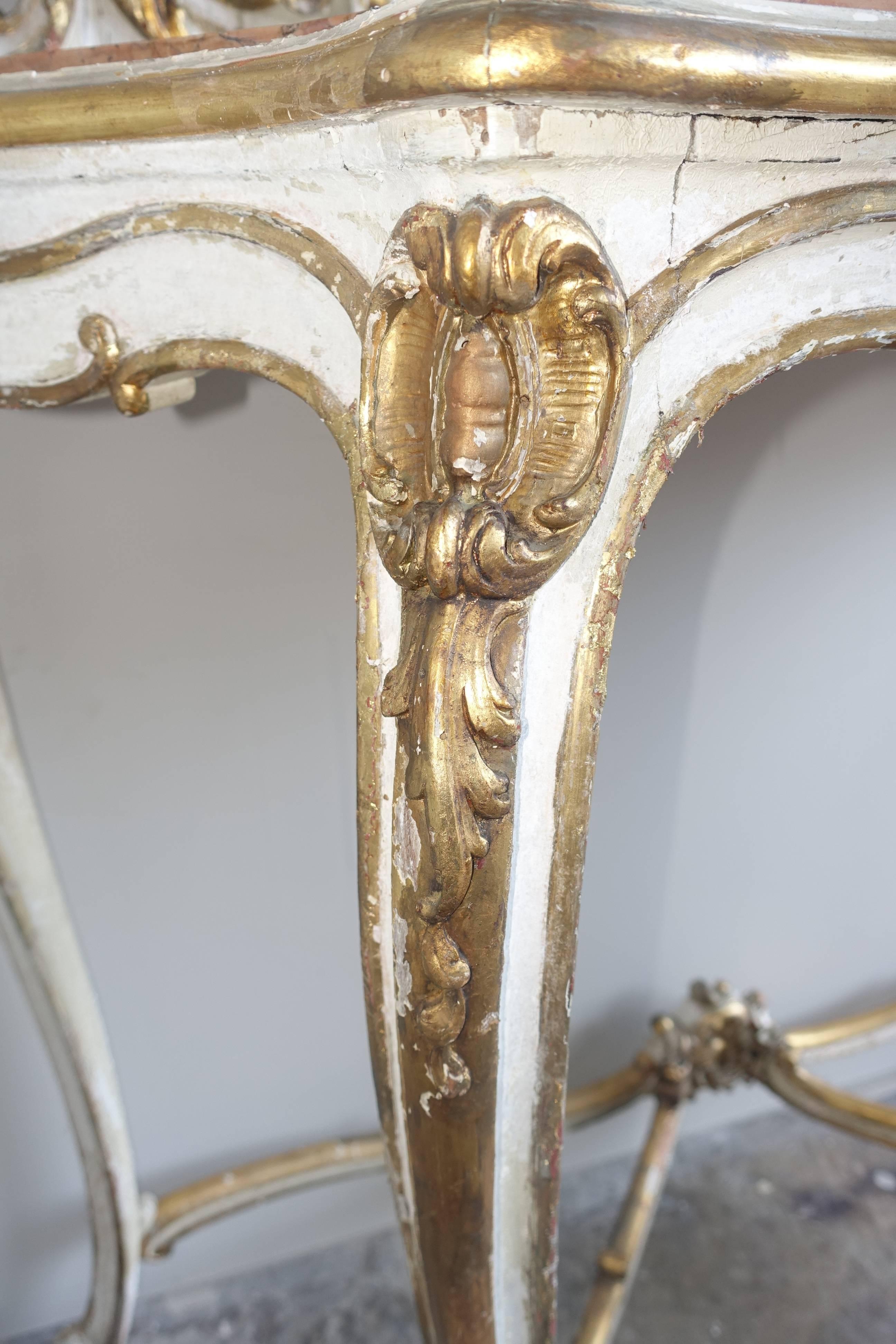 Gemalte und paketvergoldete Konsole und Spiegel im Louis XV-Stil des 19. 2