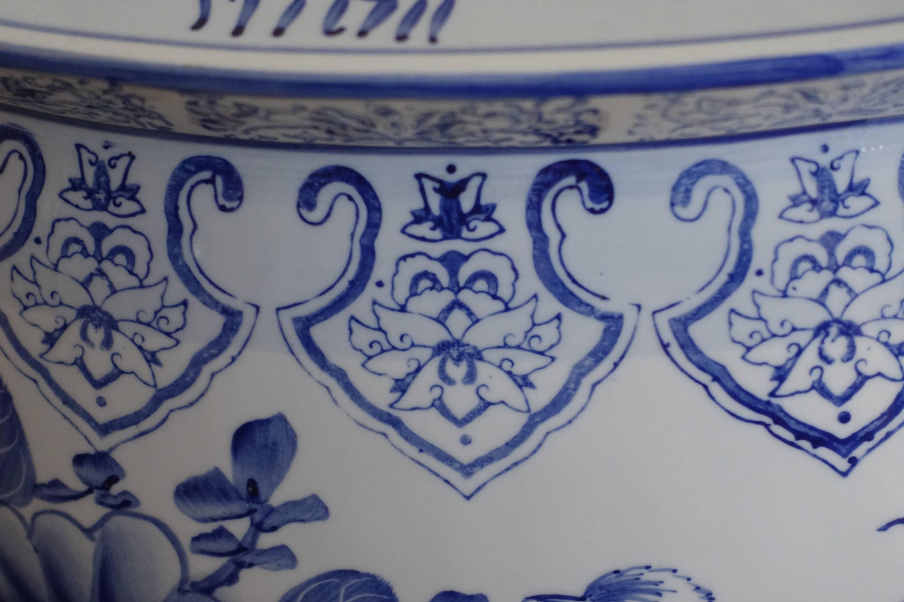 Pair of Chinese Blue and White Porcelain Planters In Excellent Condition In Los Angeles, CA