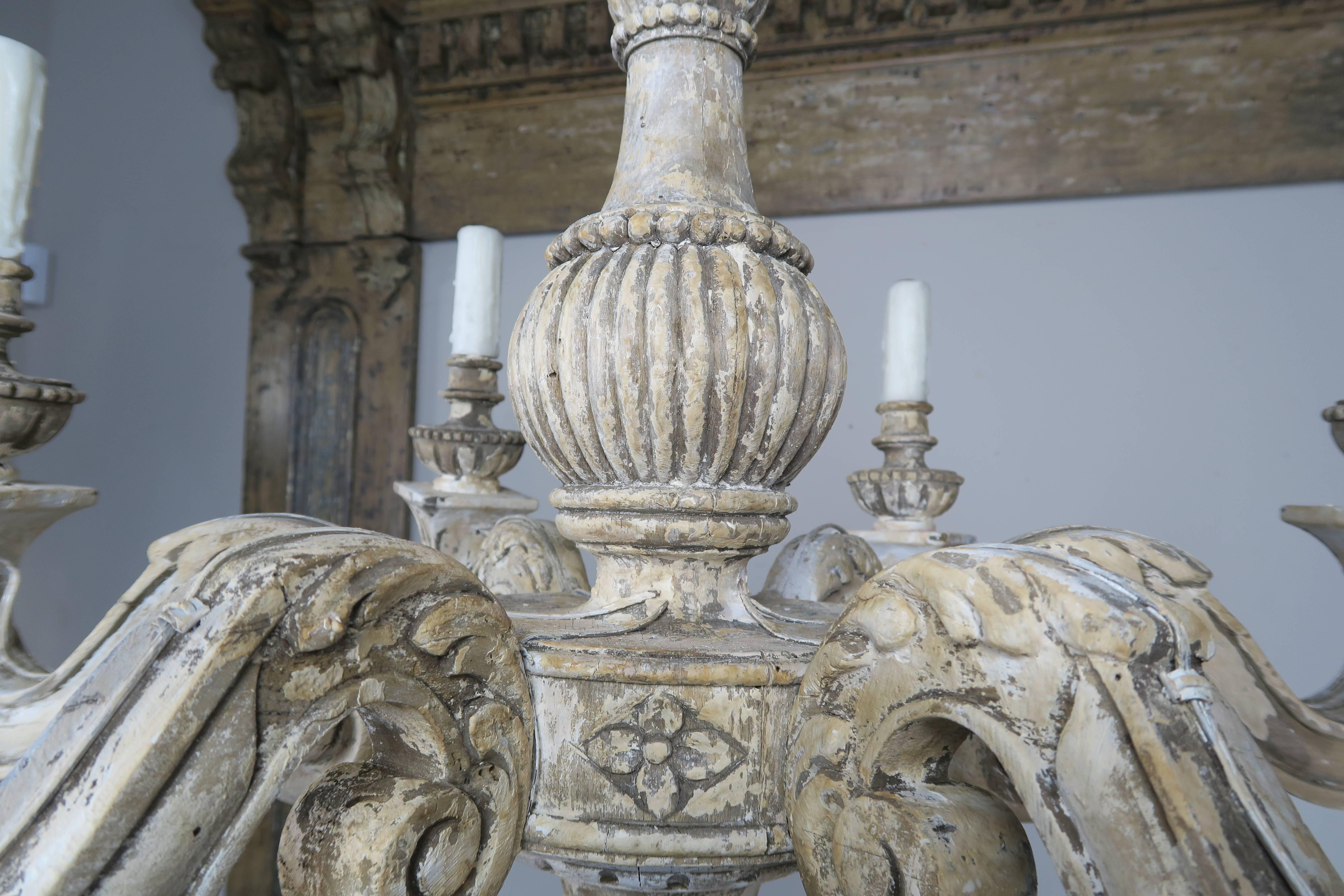 Six-Light Italian Carved Painted Chandelier In Distressed Condition In Los Angeles, CA