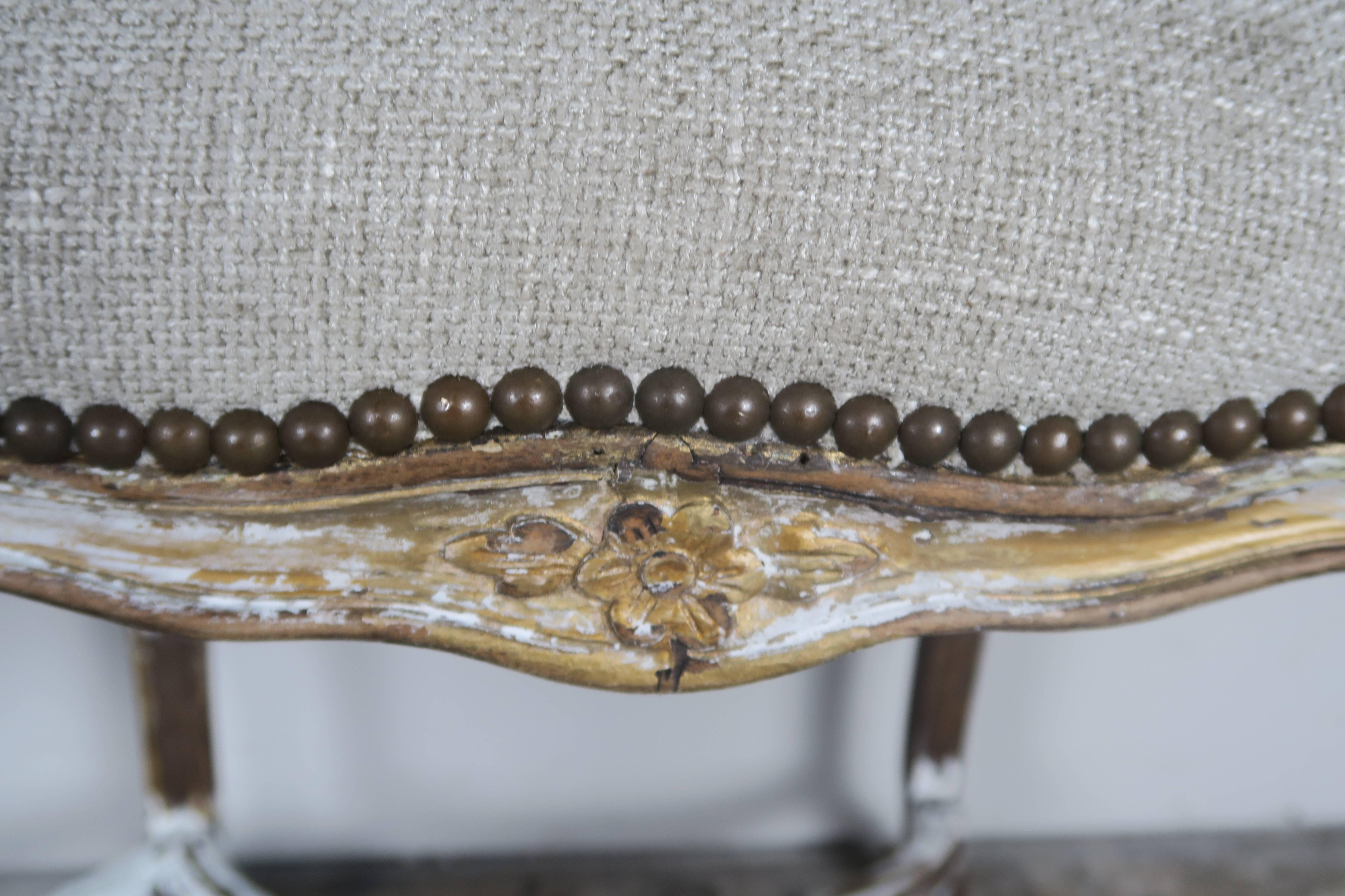 French Louis XV Style Giltwood Bench In Distressed Condition In Los Angeles, CA