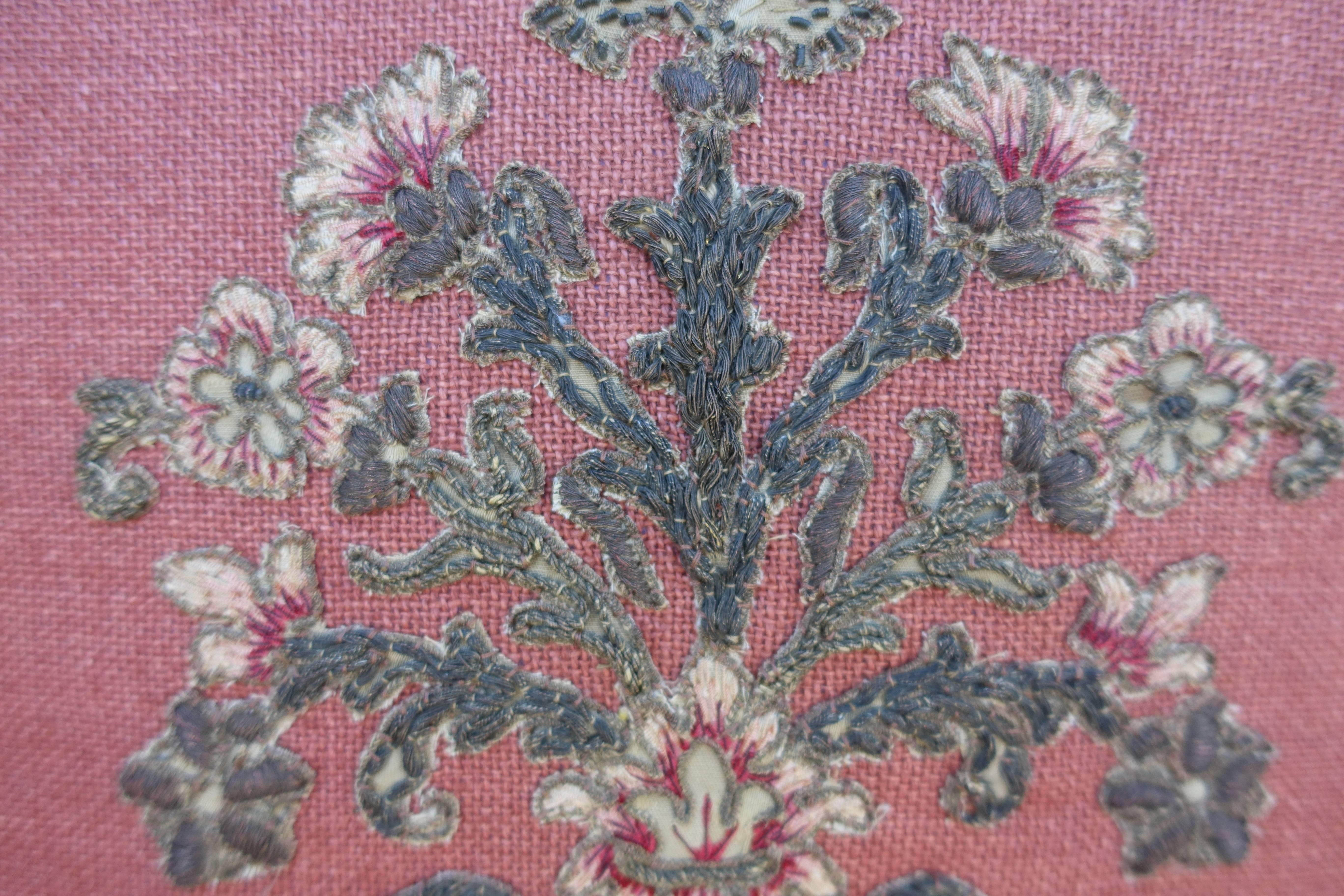 Ein Paar Leinenkissen mit Metallic- und Chenille-Applikationen von Melissa Levinson (Französisch) im Angebot