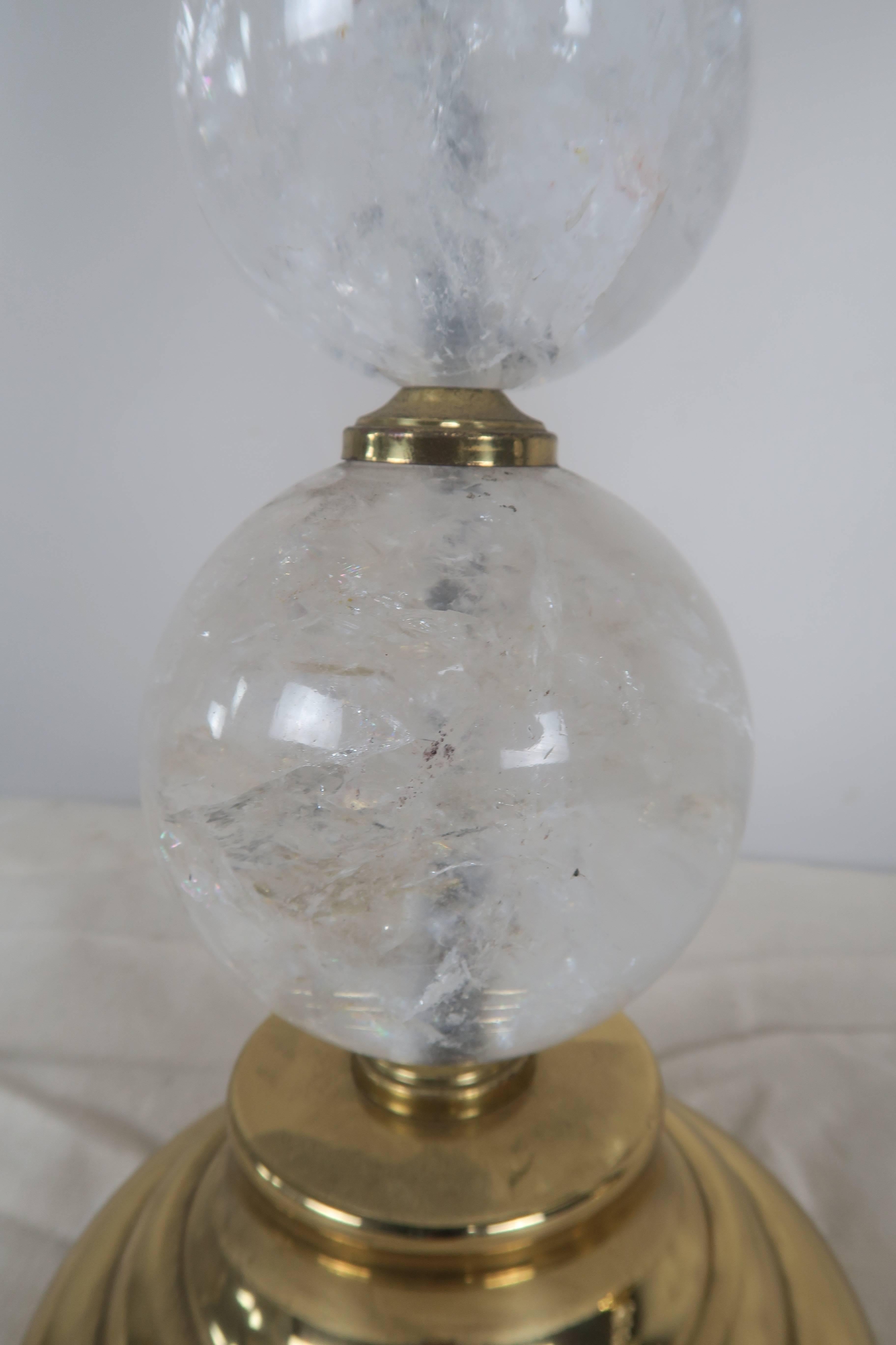 Lampes en cristal de roche et laiton poli avec abat-jour en lin en vente 1