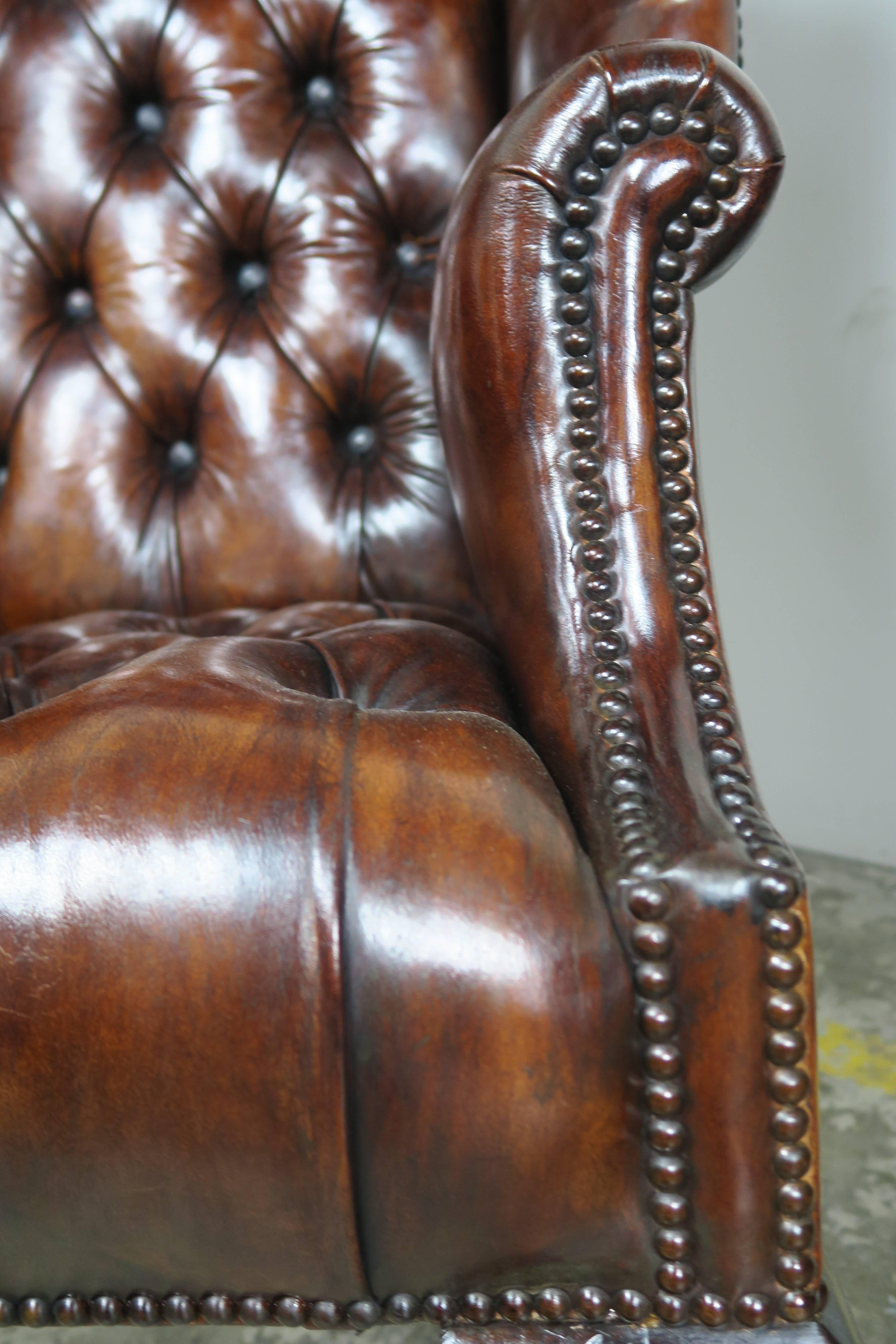Early 20th Century Pair of English 1900s Wing Back Leather Tufted Armchairs