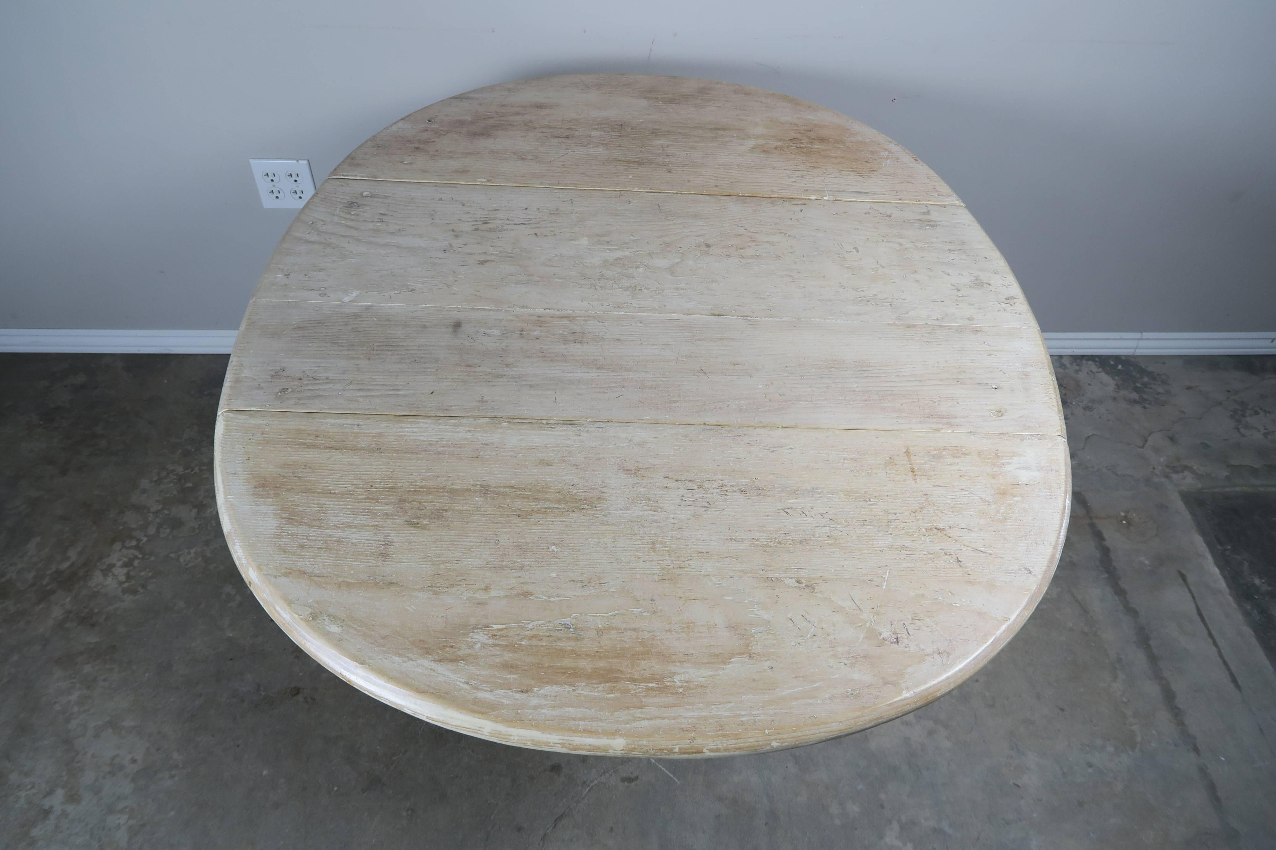 English Drop-Leaf Table with Natural Washed Finish In Distressed Condition In Los Angeles, CA