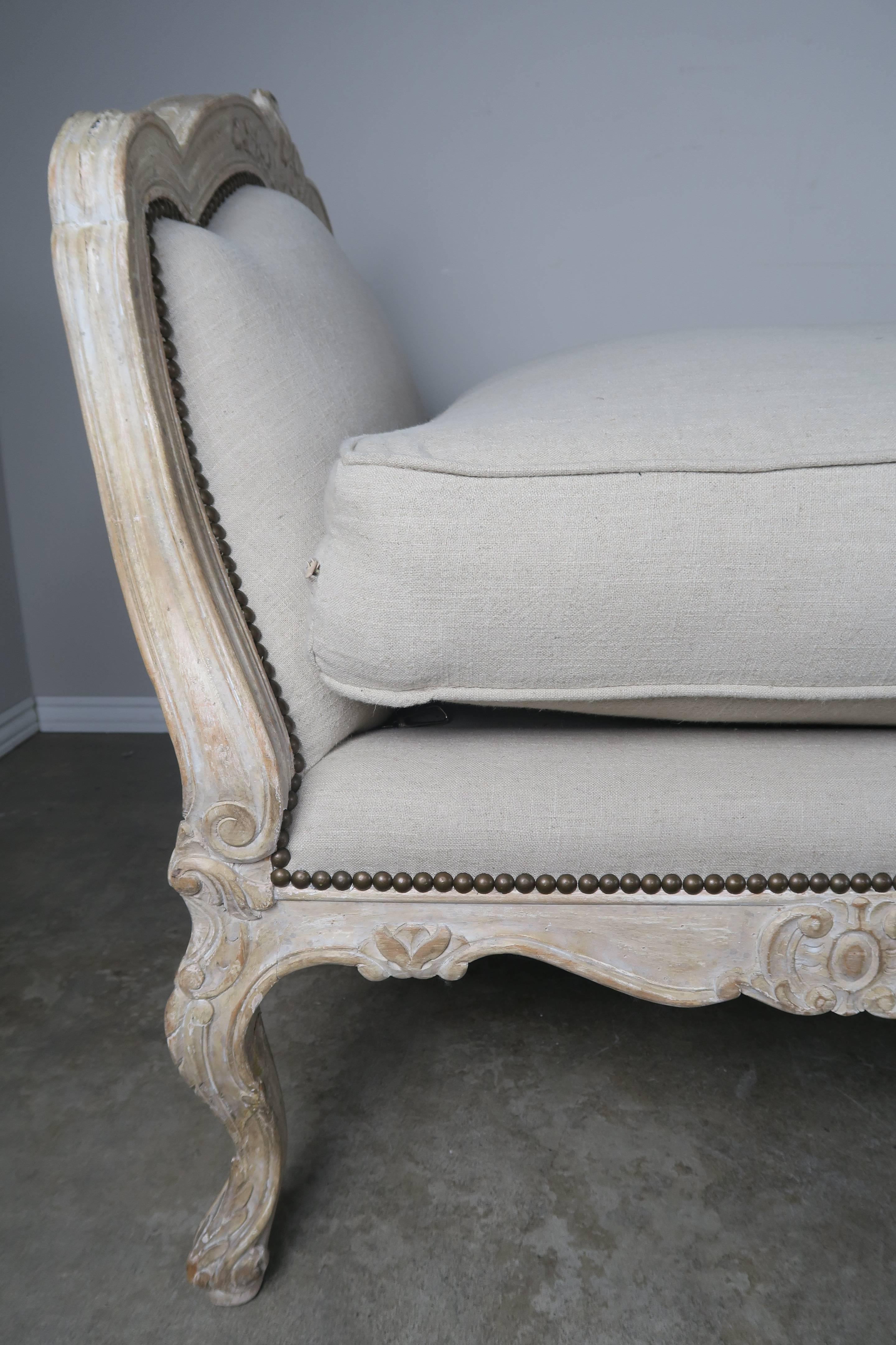French Louis XV Style White Washed Linen Daybed In Distressed Condition In Los Angeles, CA
