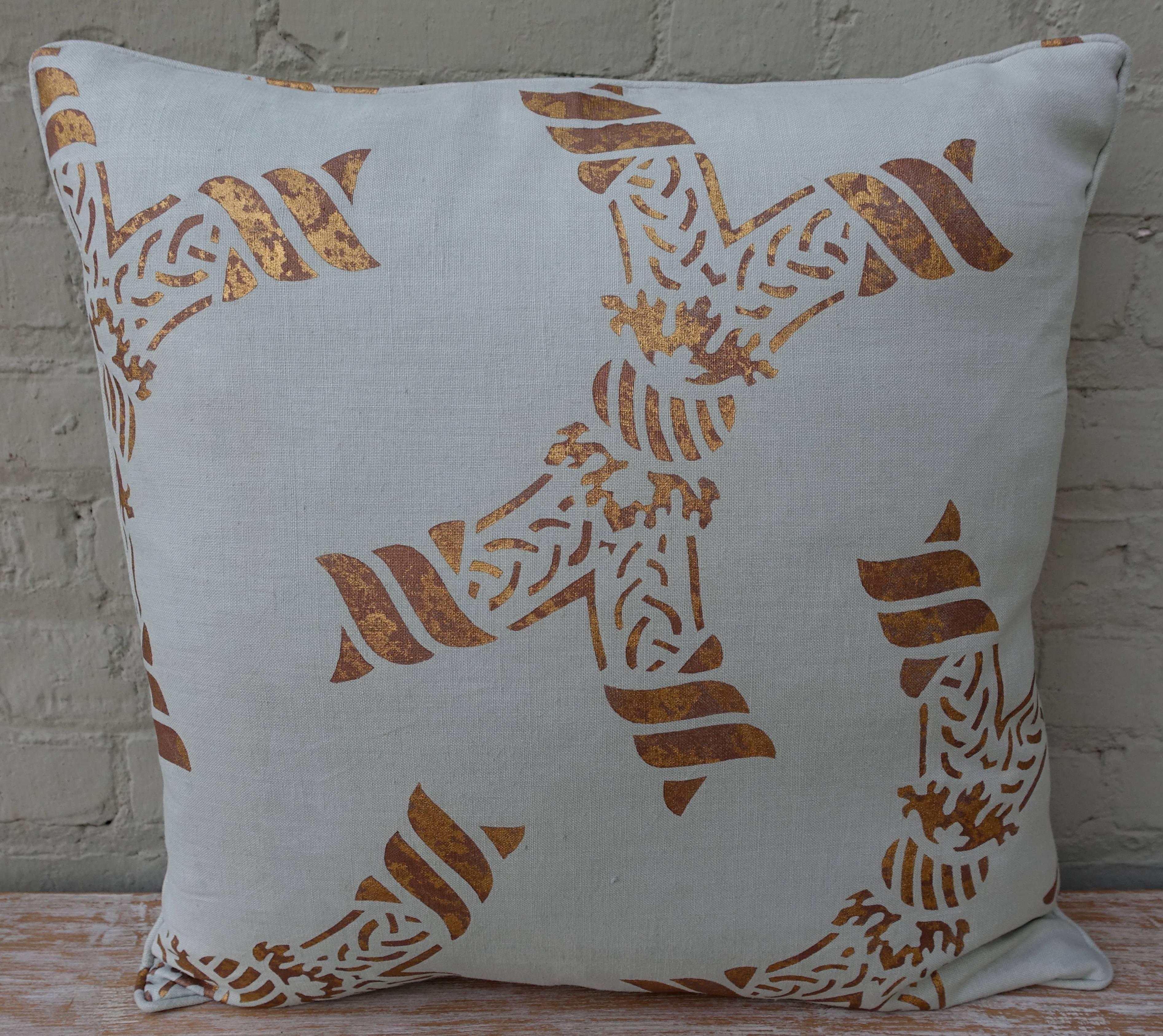 Pair of Gold Stencilled Nomi Linen Pillows In Excellent Condition In Los Angeles, CA