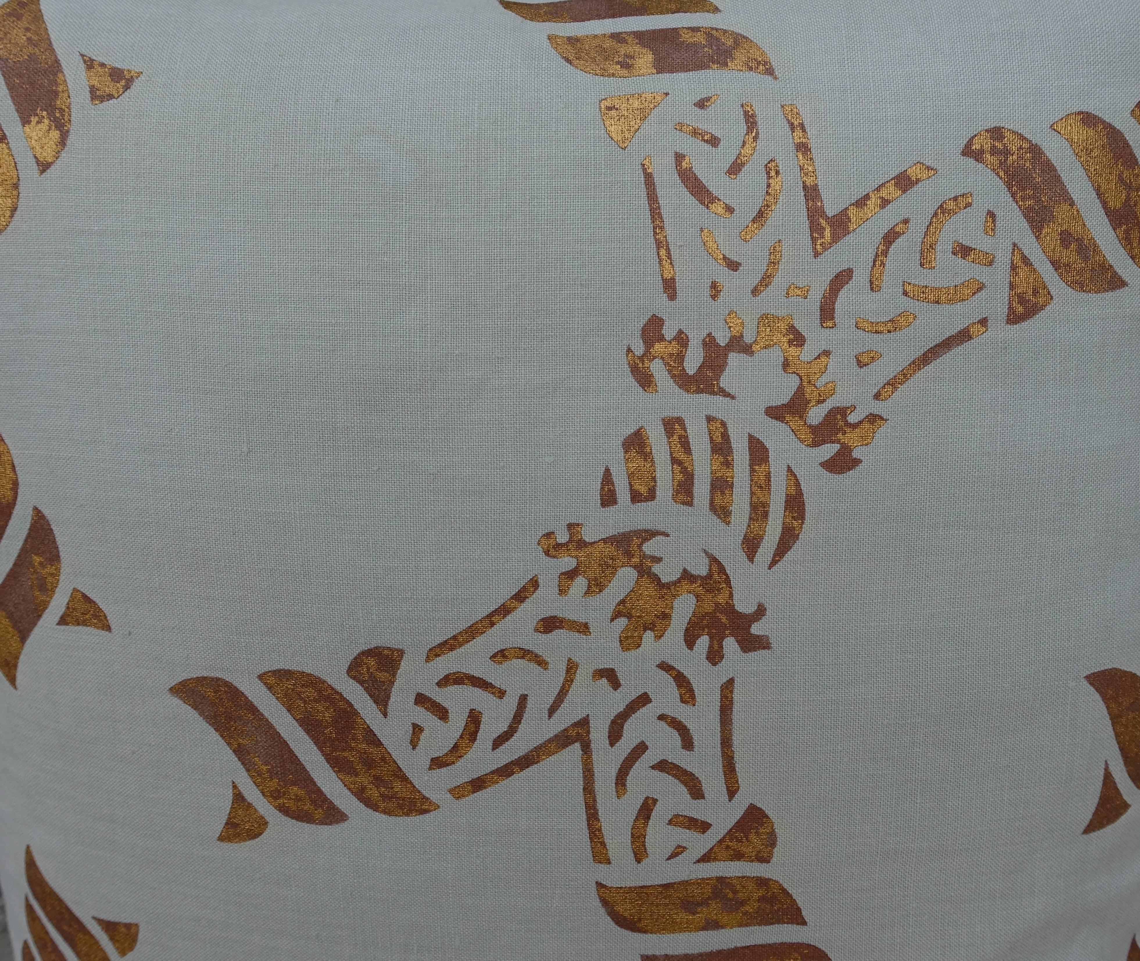 Pair of Gold Stenciled Nomi Linen Pillows by Melissa Levinson In Excellent Condition In Los Angeles, CA