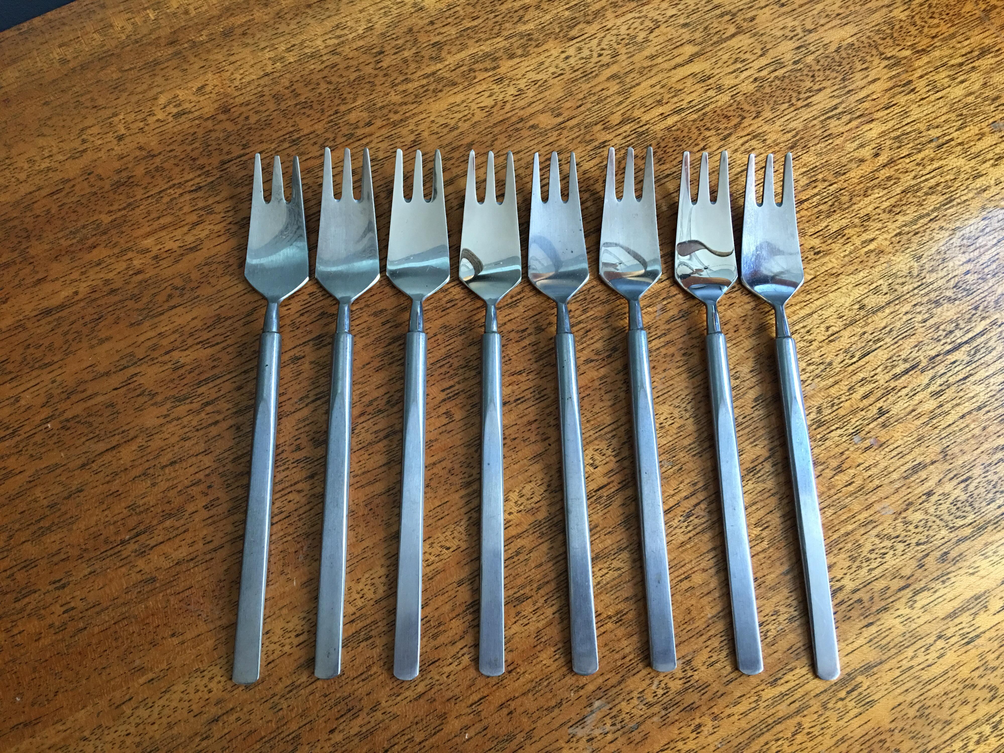 Erik Herlow Obelisk Copenhagen cutlery service for 8 with serving pieces. Nice set which includes both dinner and salad knives, salad spoons and serving forks. Stainless steel for easy living! 53 pieces total.