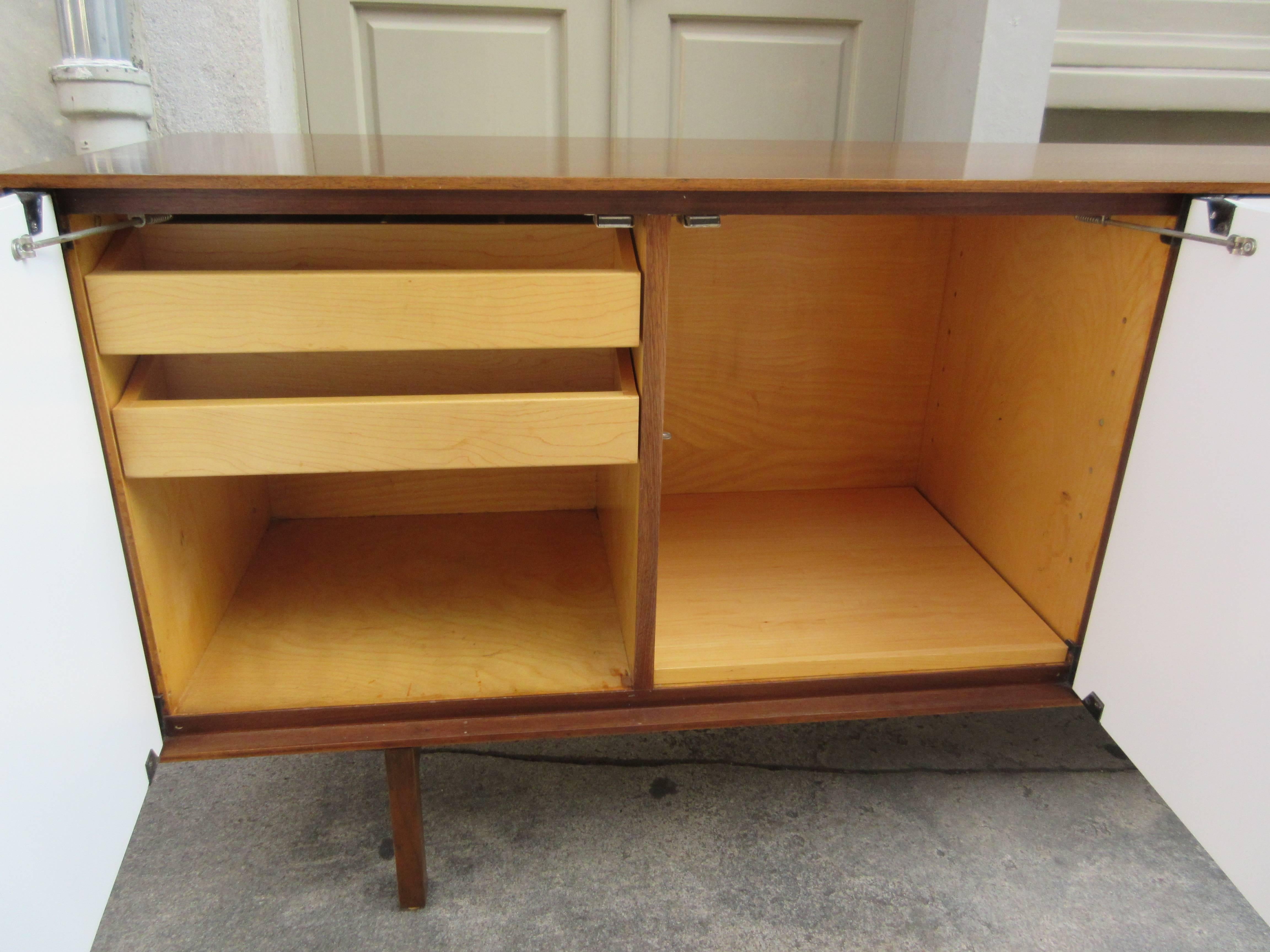Florence Knoll Walnut Credenza for Knoll In Excellent Condition In Philadelphia, PA