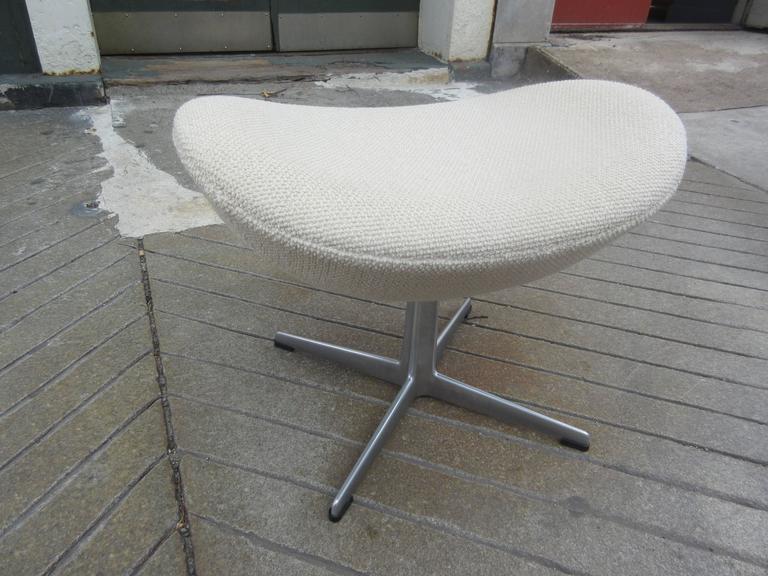 Arne Jacobsen Egg Chair and Ottoman by Fritz Hansen for 