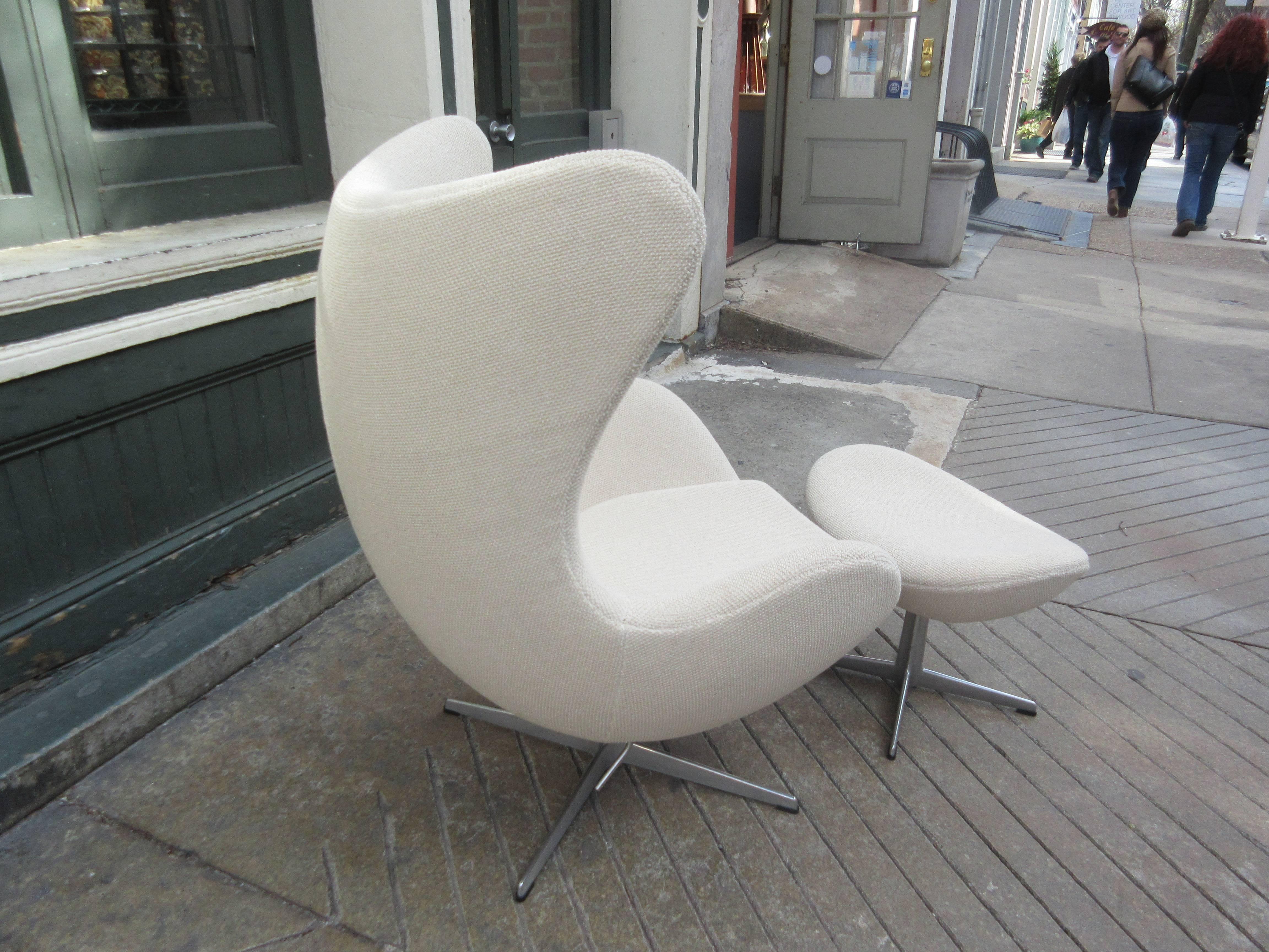Mid-Century Modern Arne Jacobsen Egg Chair and Ottoman by Fritz Hansen for Knoll