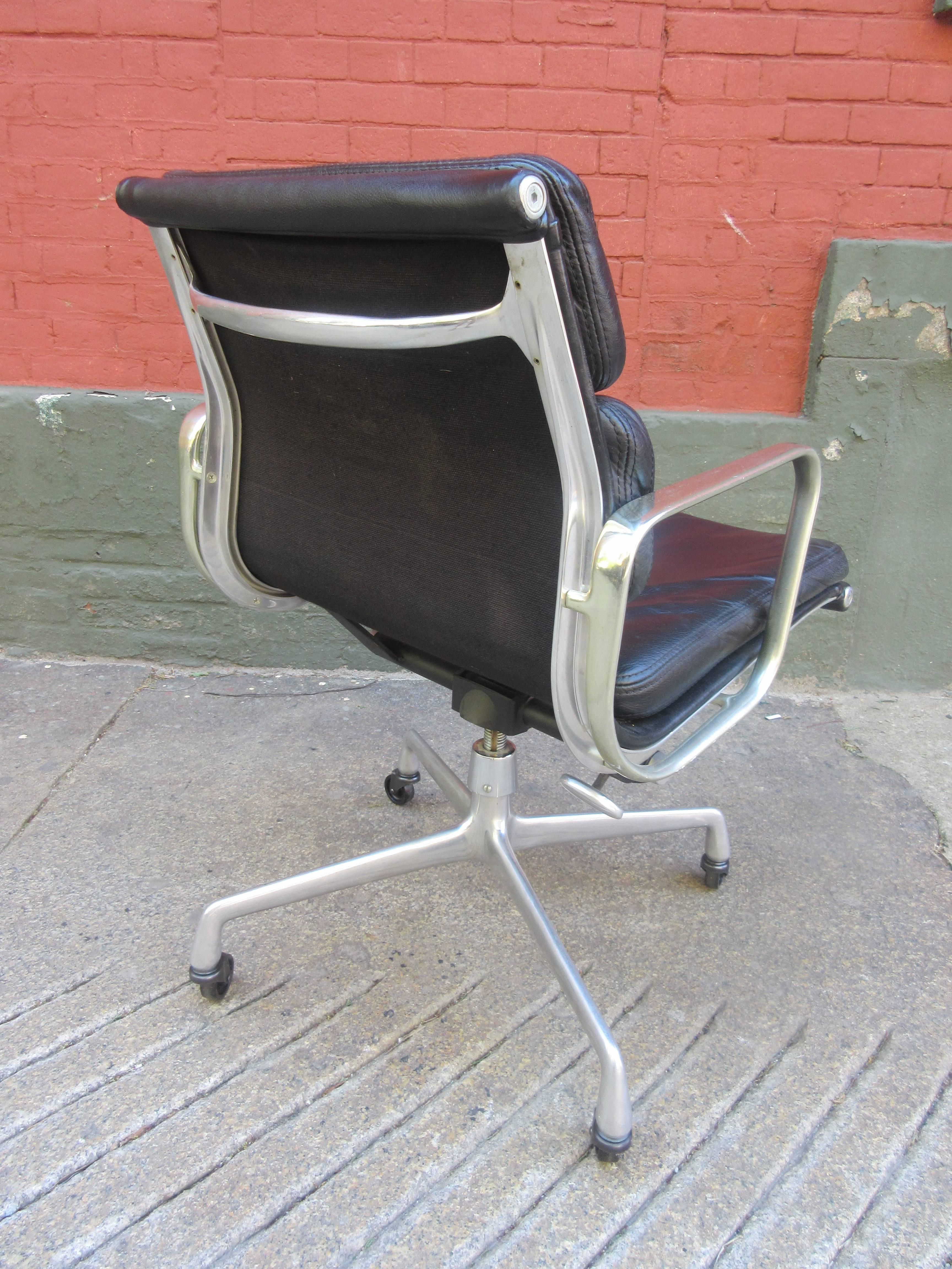 Eames Black Leather Soft-Pad Management Chair with Tilt and Height Adjustment In Excellent Condition In Philadelphia, PA