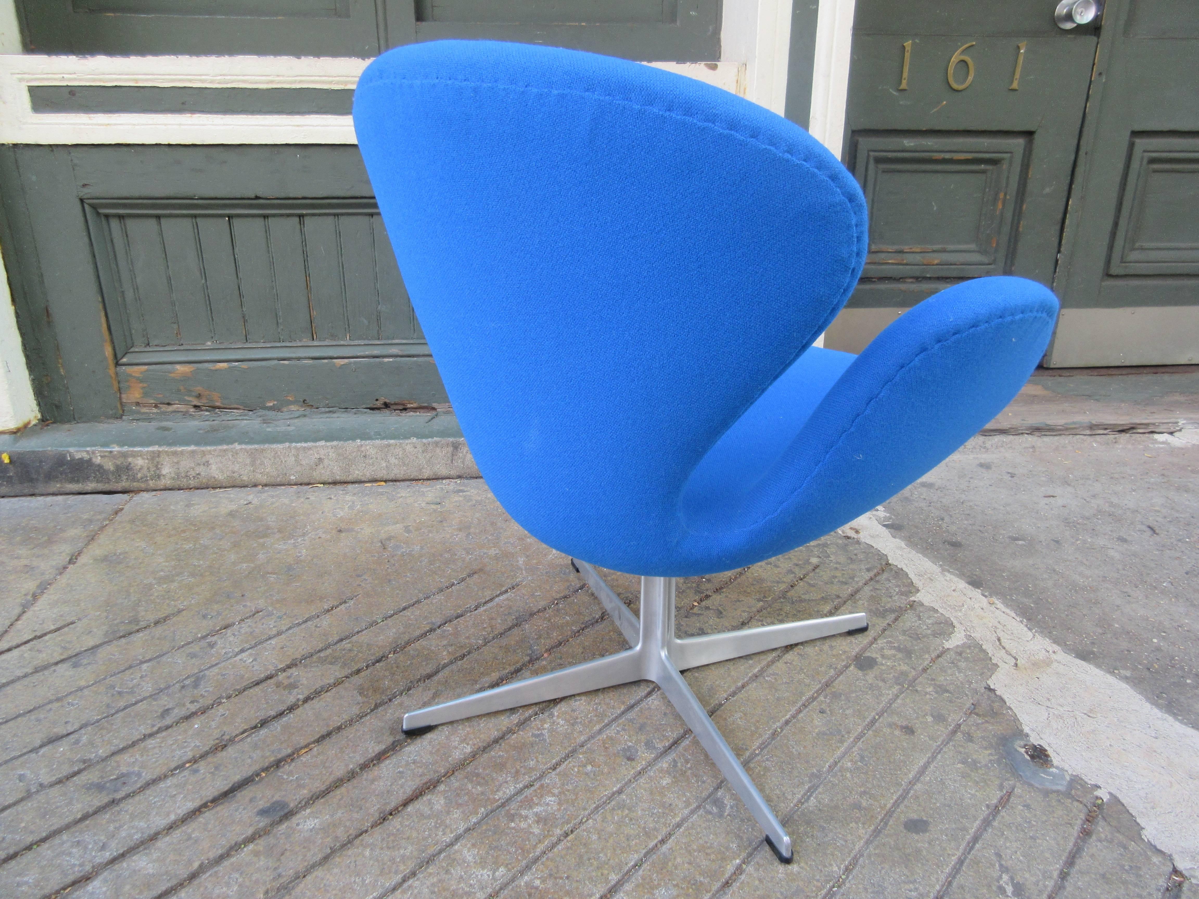 Swan chair with label freshly redone in a Kravat Tonus fabric.