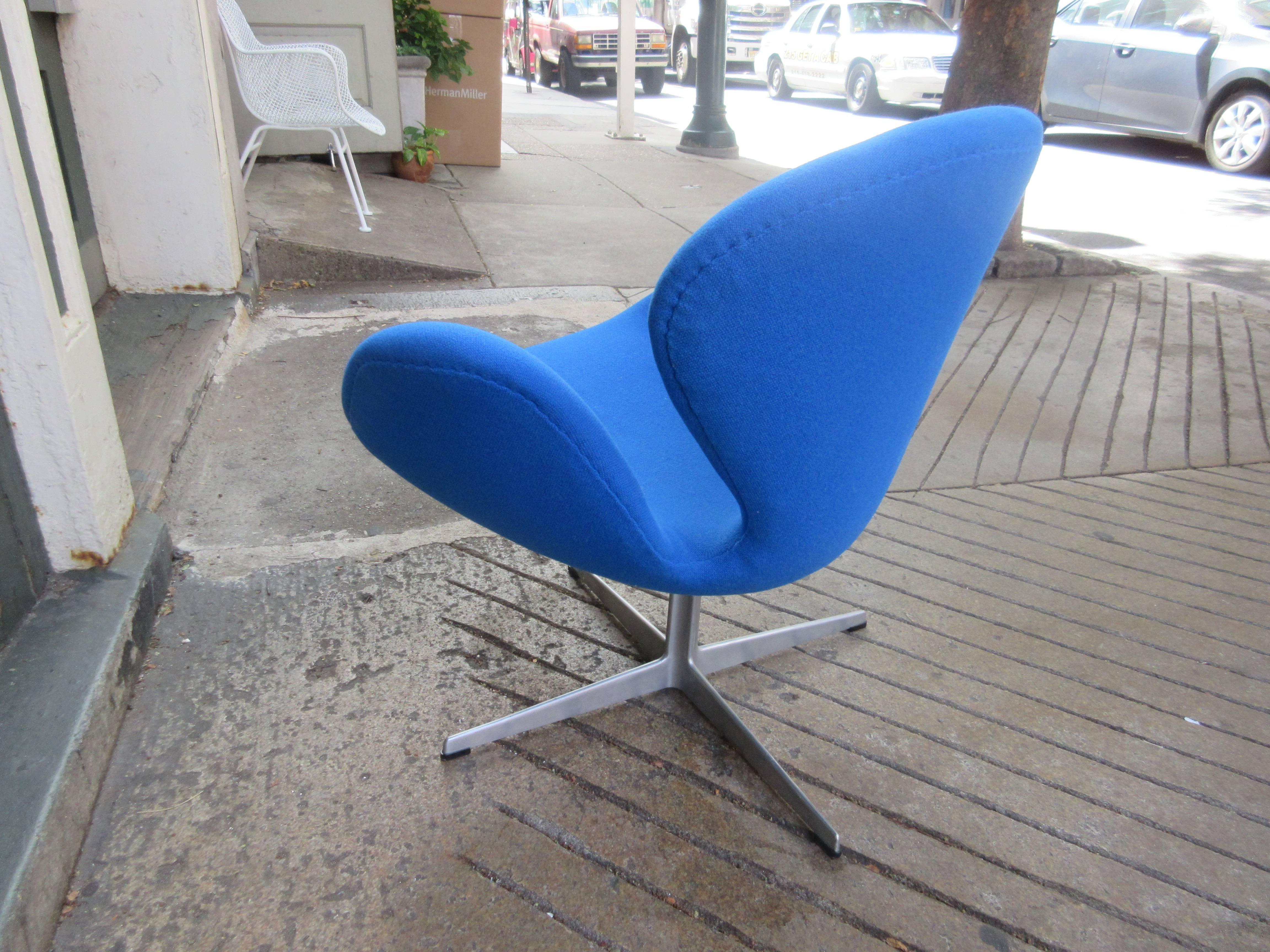 Scandinavian Modern Arne Jacobsen Swan Chair for Fritz Hansen