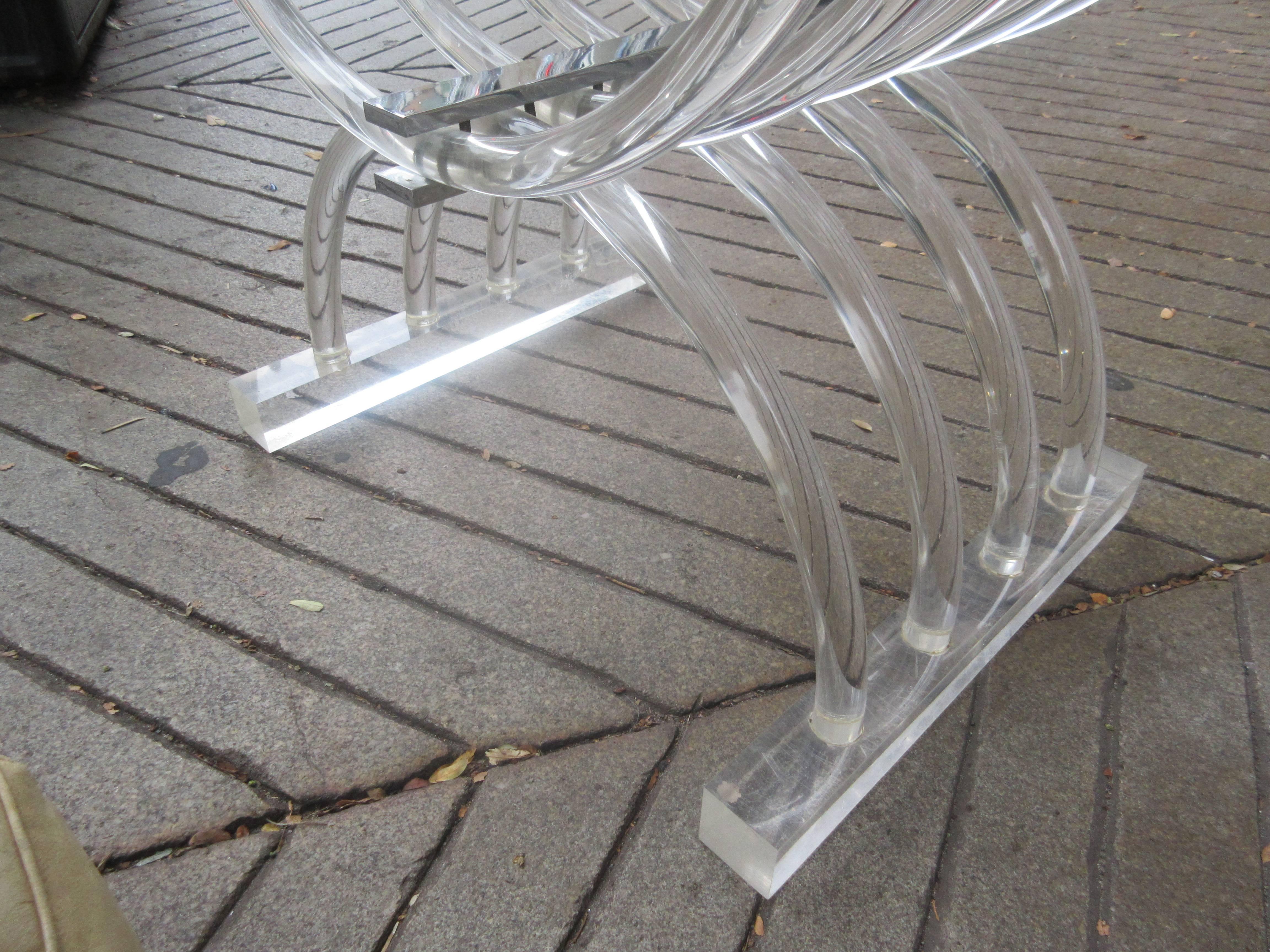 1970s Throne Lucite Bench or Stool In Excellent Condition In Philadelphia, PA