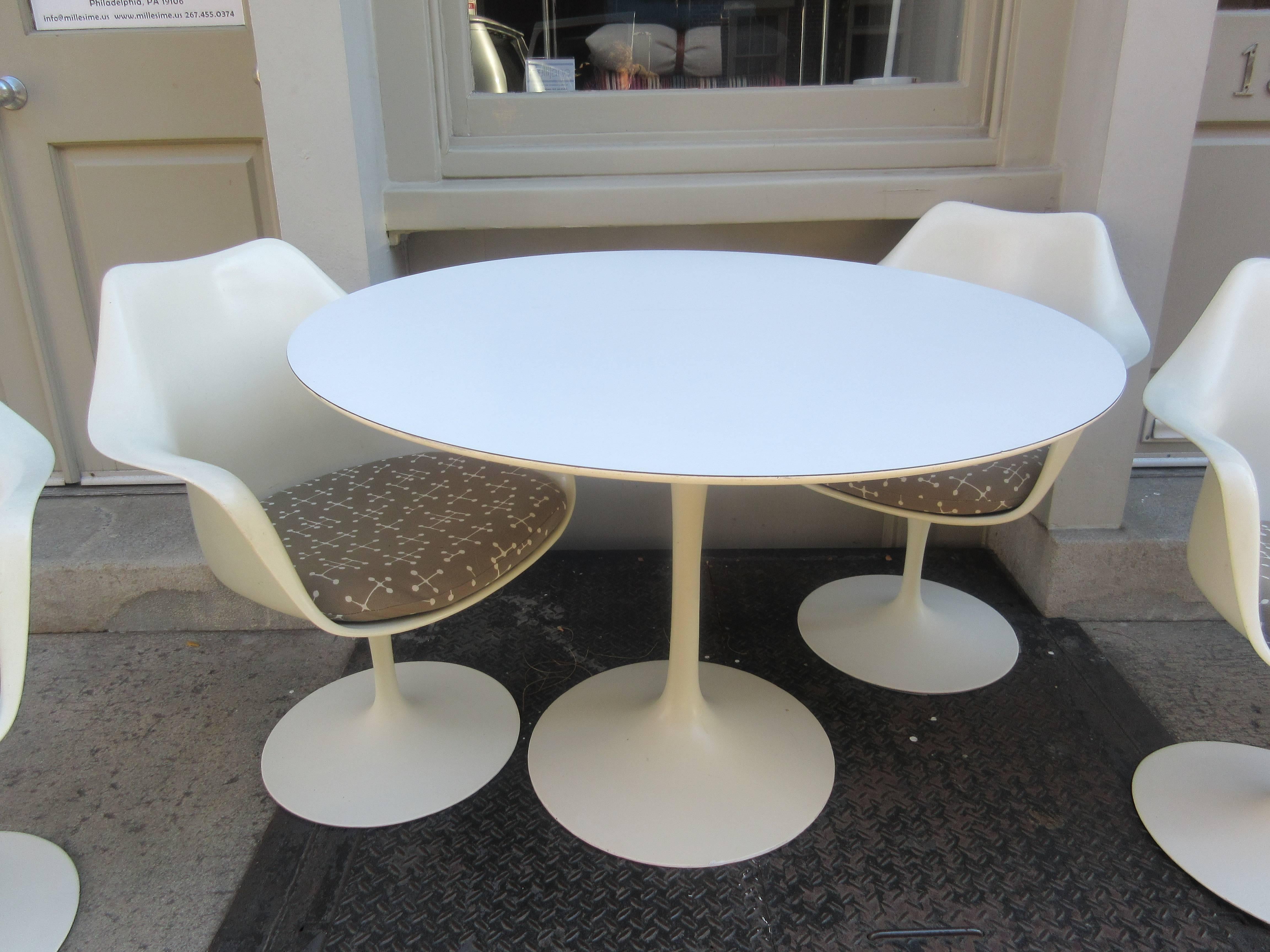 Mid-Century Modern Eero Saarinen for Knoll Associates 42 Inch Table 